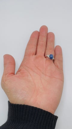 Anillo Art Déco de oro blanco de 14K con zafiro en forma de estrella y detalles de diamantes, 1980