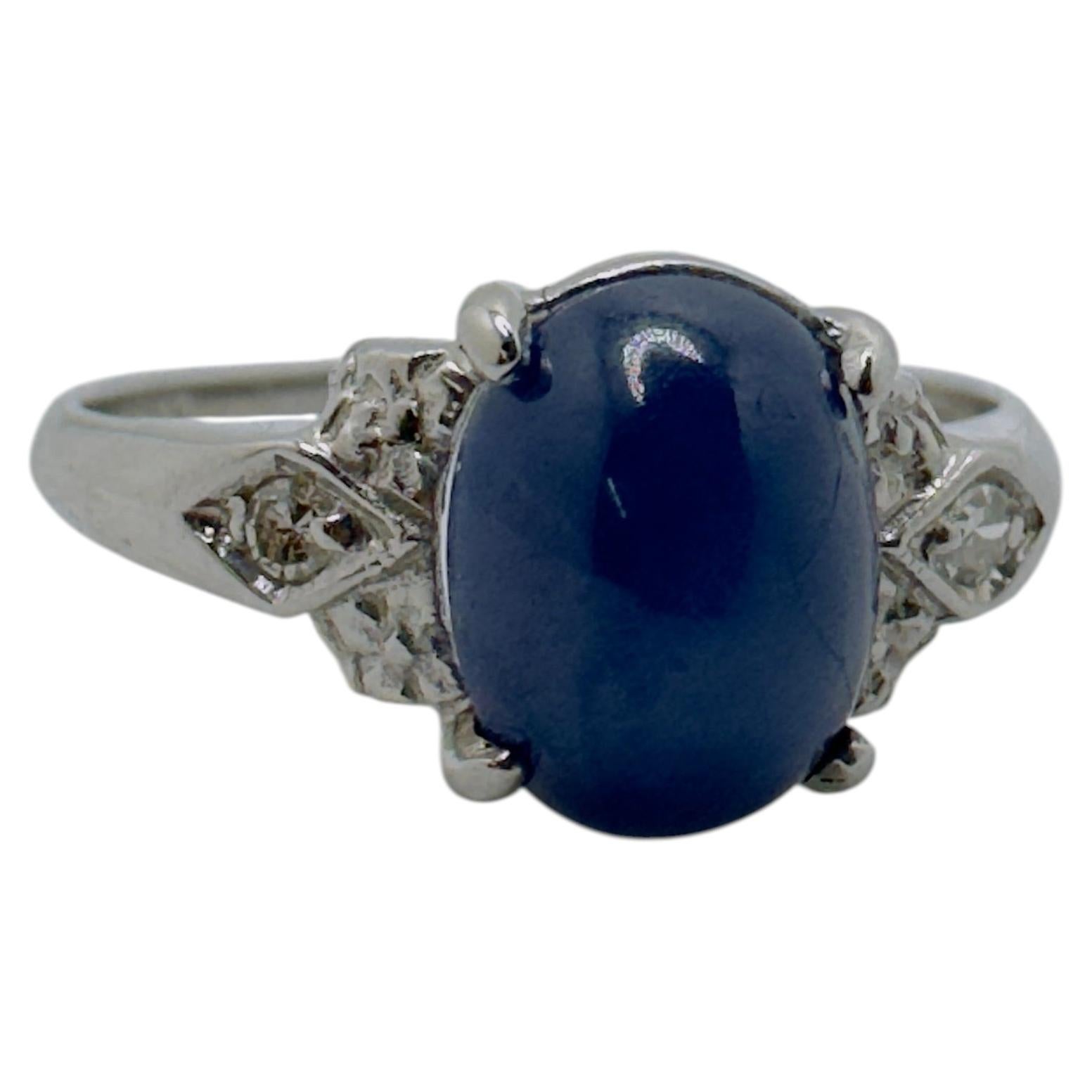 Bague Art déco en or blanc 14 carats, sertie d'un saphir en forme d'étoile et rehaussée de diamants, 1980