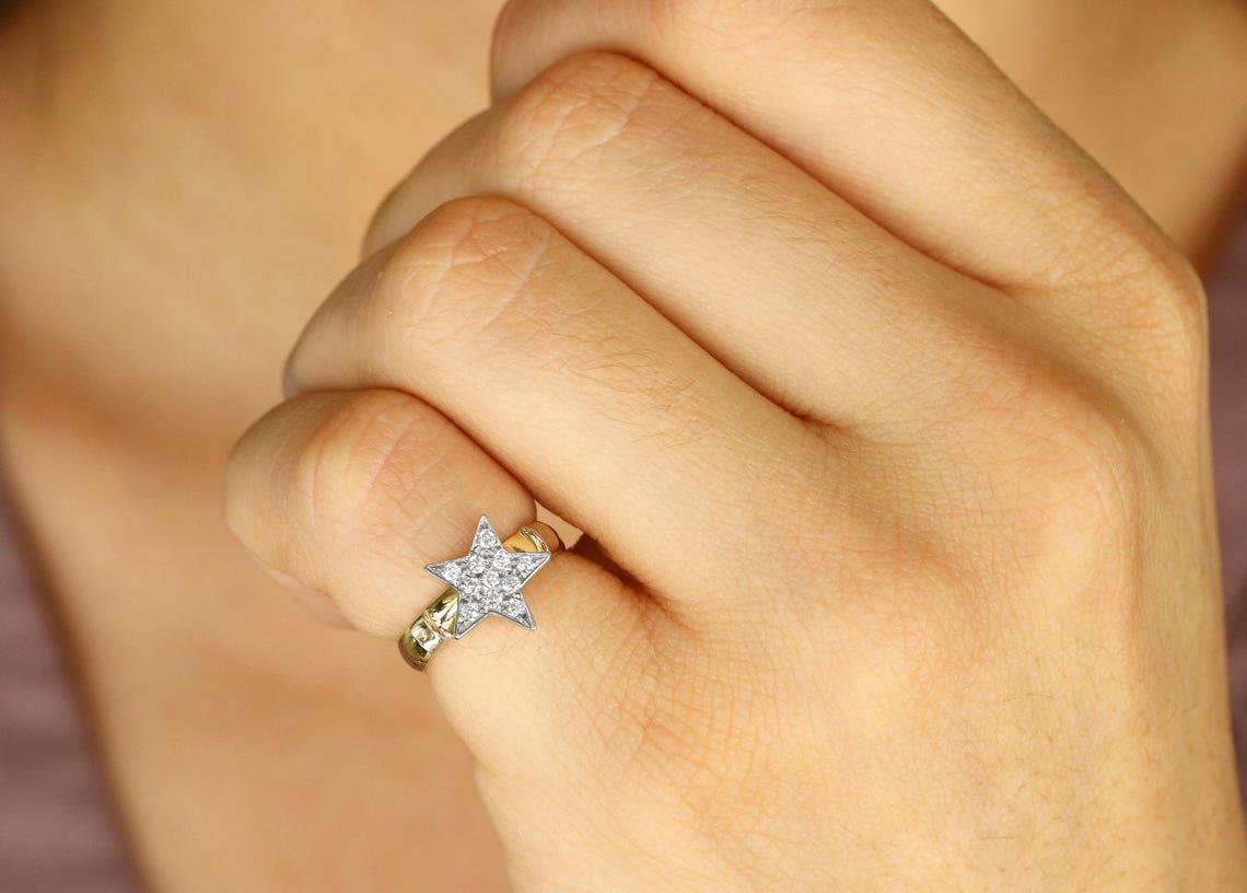 Un anello con diamante a stella realizzato a mano in oro massiccio 14 carati. Niente scintilla come i diamanti. Indossato da solo o impilato con altri, il nostro anello con 10 stelle di diamanti è irresistibile. Utilizziamo diamanti di alta qualità