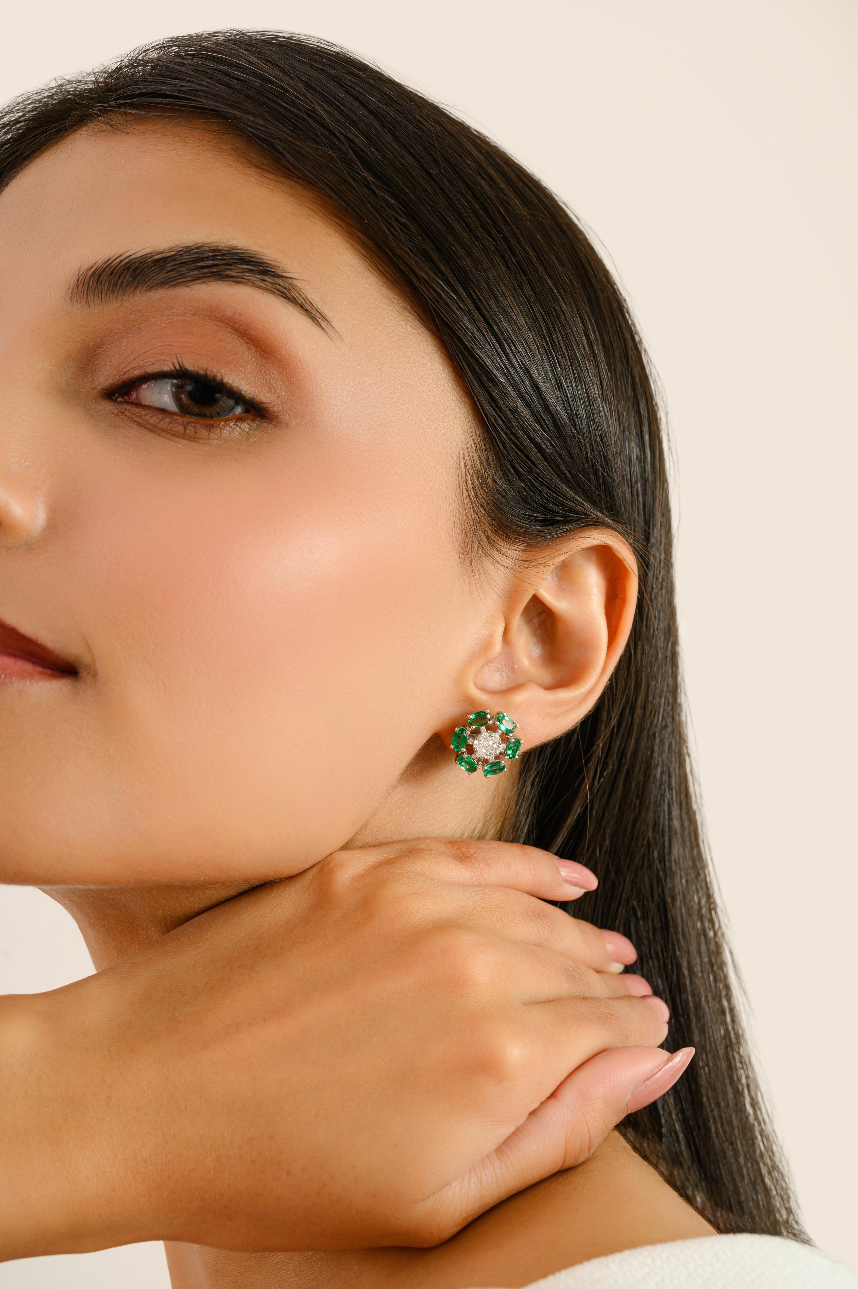 Pendientes de oro blanco de 14 quilates con esmeralda natural y diamantes Joyas de lujo Corte oval en venta