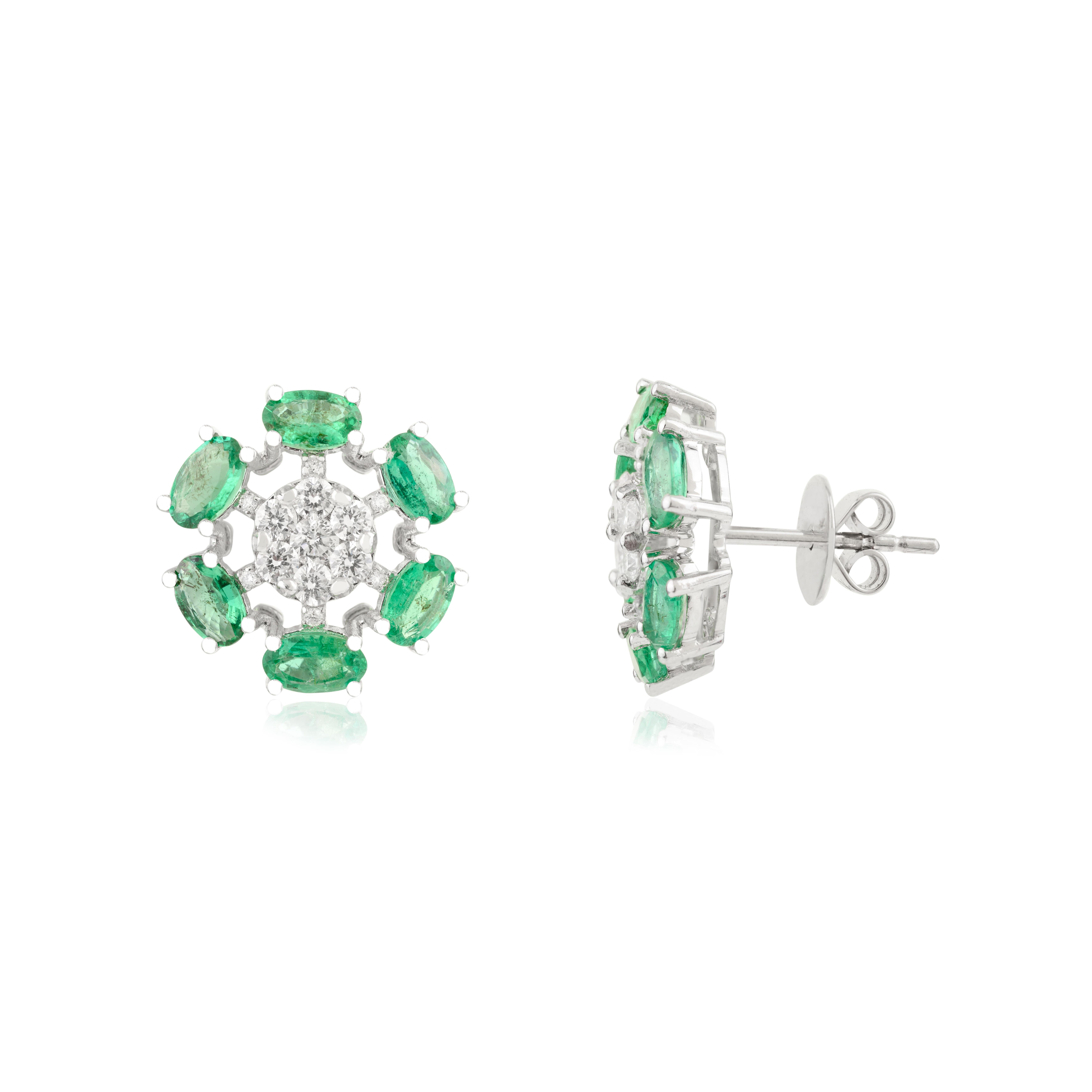 Pendientes de oro blanco de 14 quilates con esmeralda natural y diamantes Joyas de lujo en Nuevo estado para la venta en New York, NY