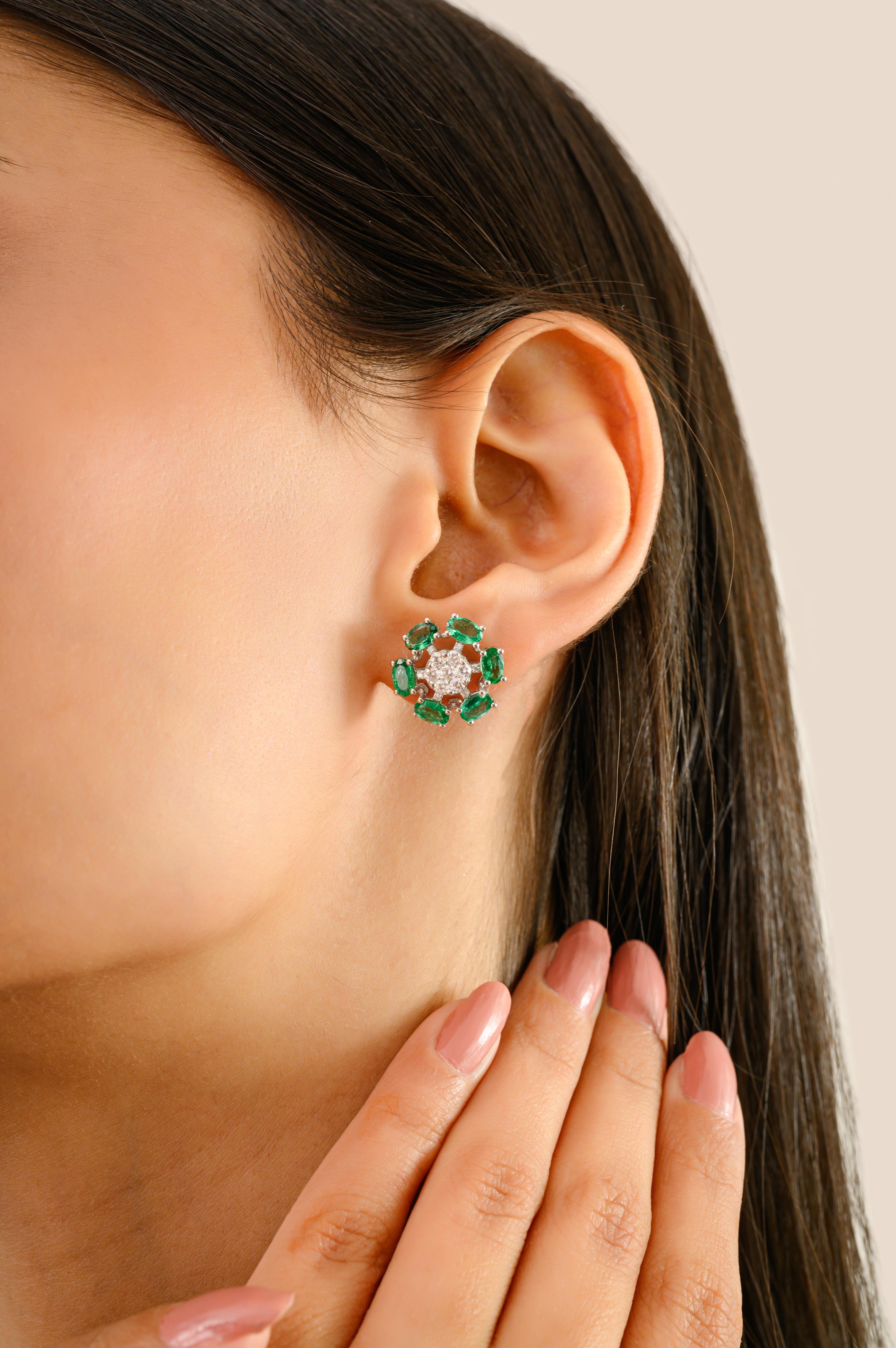 De las mujeres Pendientes de oro blanco de 14 quilates con esmeralda natural y diamantes Joyas de lujo en venta