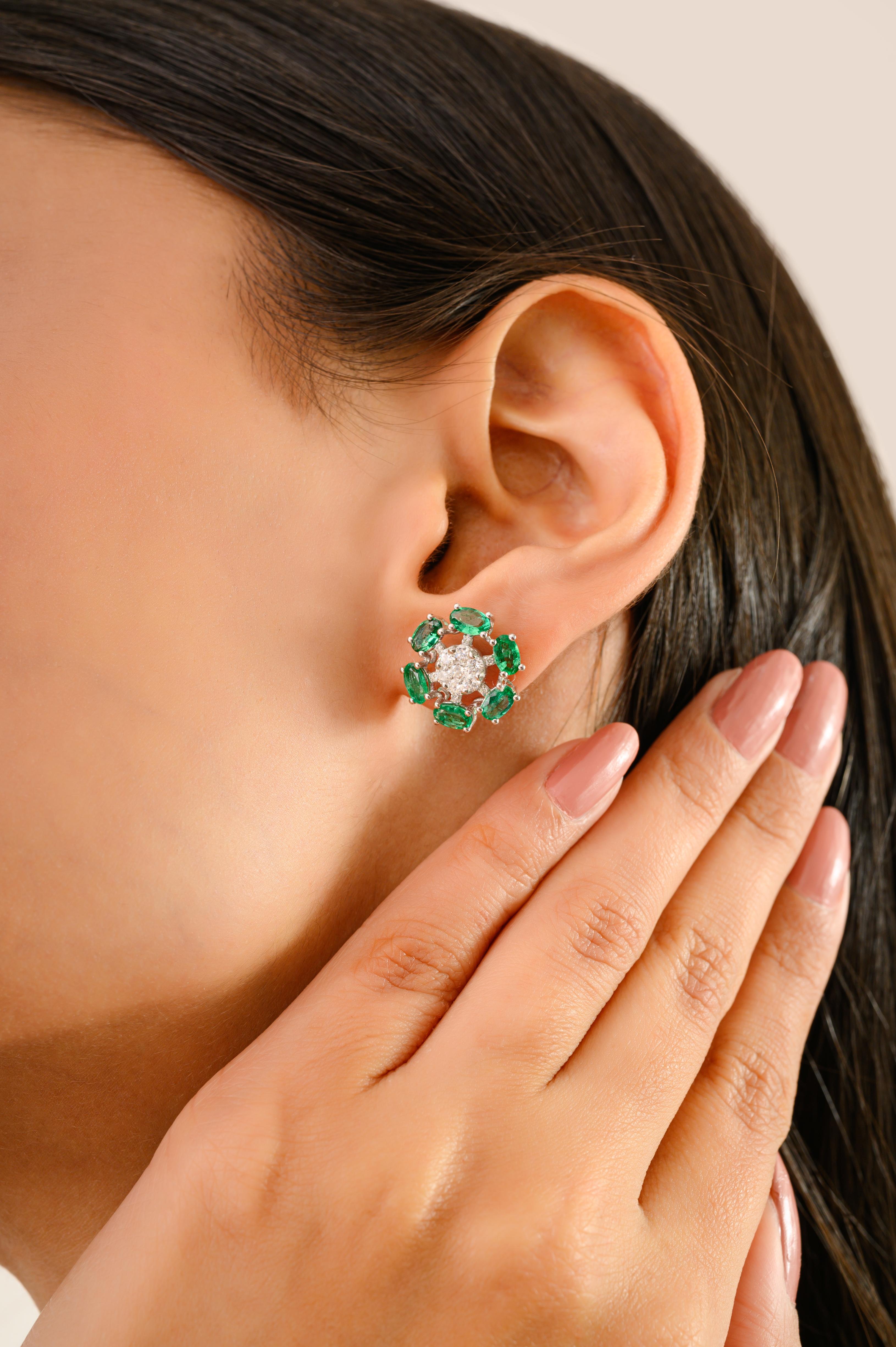 Pendientes de oro blanco de 14 quilates con esmeralda natural y diamantes Joyas de lujo en venta 2