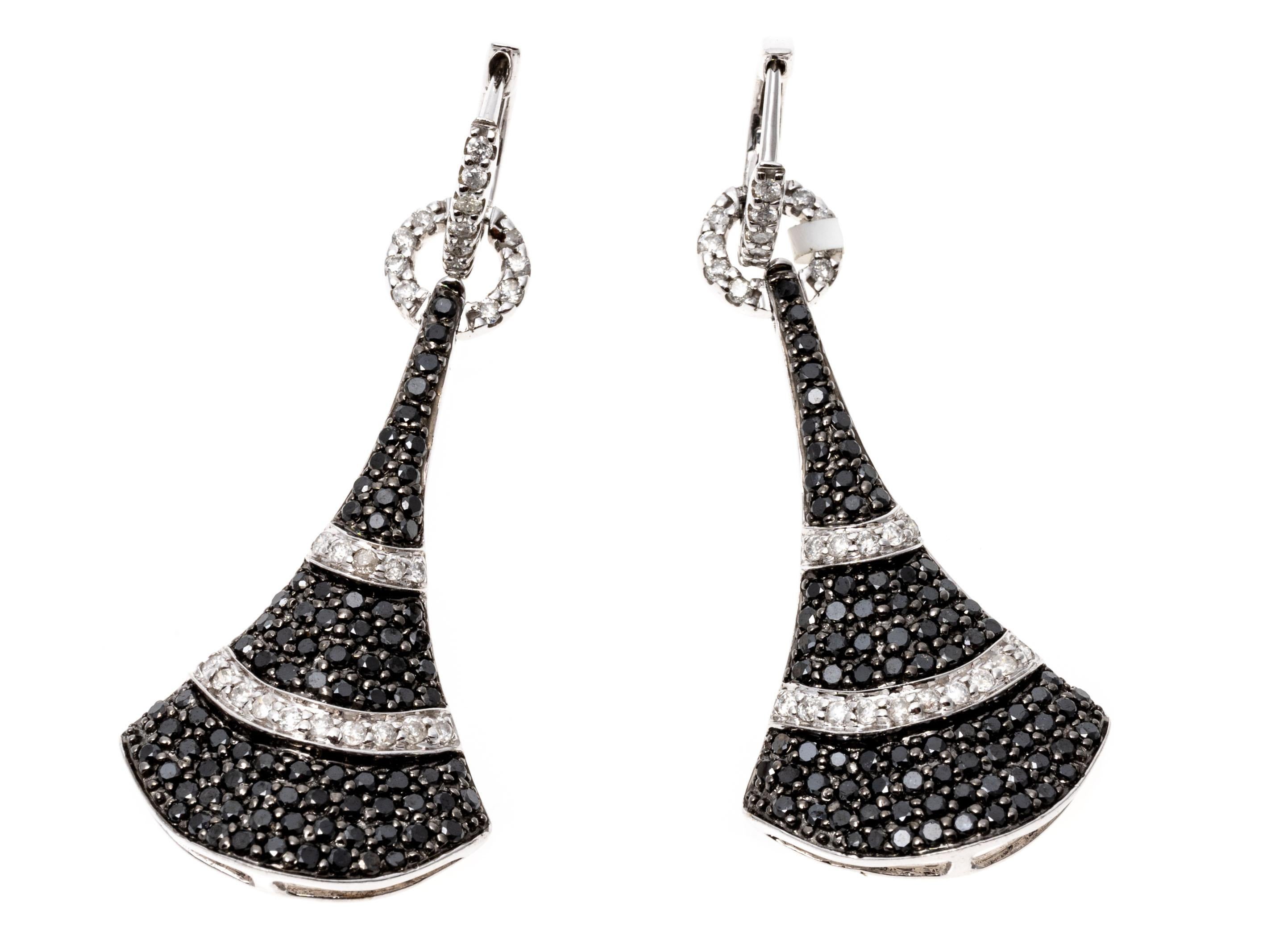 Contemporain Boucles d'oreilles éventail en or blanc 14 carats avec diamants noirs et blancs, 1,94 carat poids total en vente