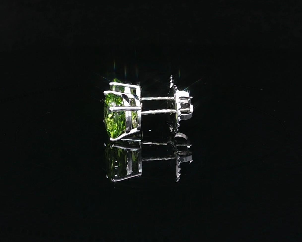 Orecchini a vite in oro bianco 14k con peridoto verde di 8 mm e 4,41 ct. in vendita 5