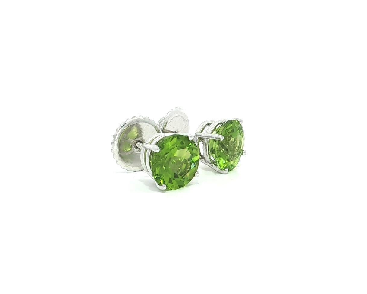 Orecchini a vite in oro bianco 14k con peridoto verde di 8 mm e 4,41 ct. in vendita 7