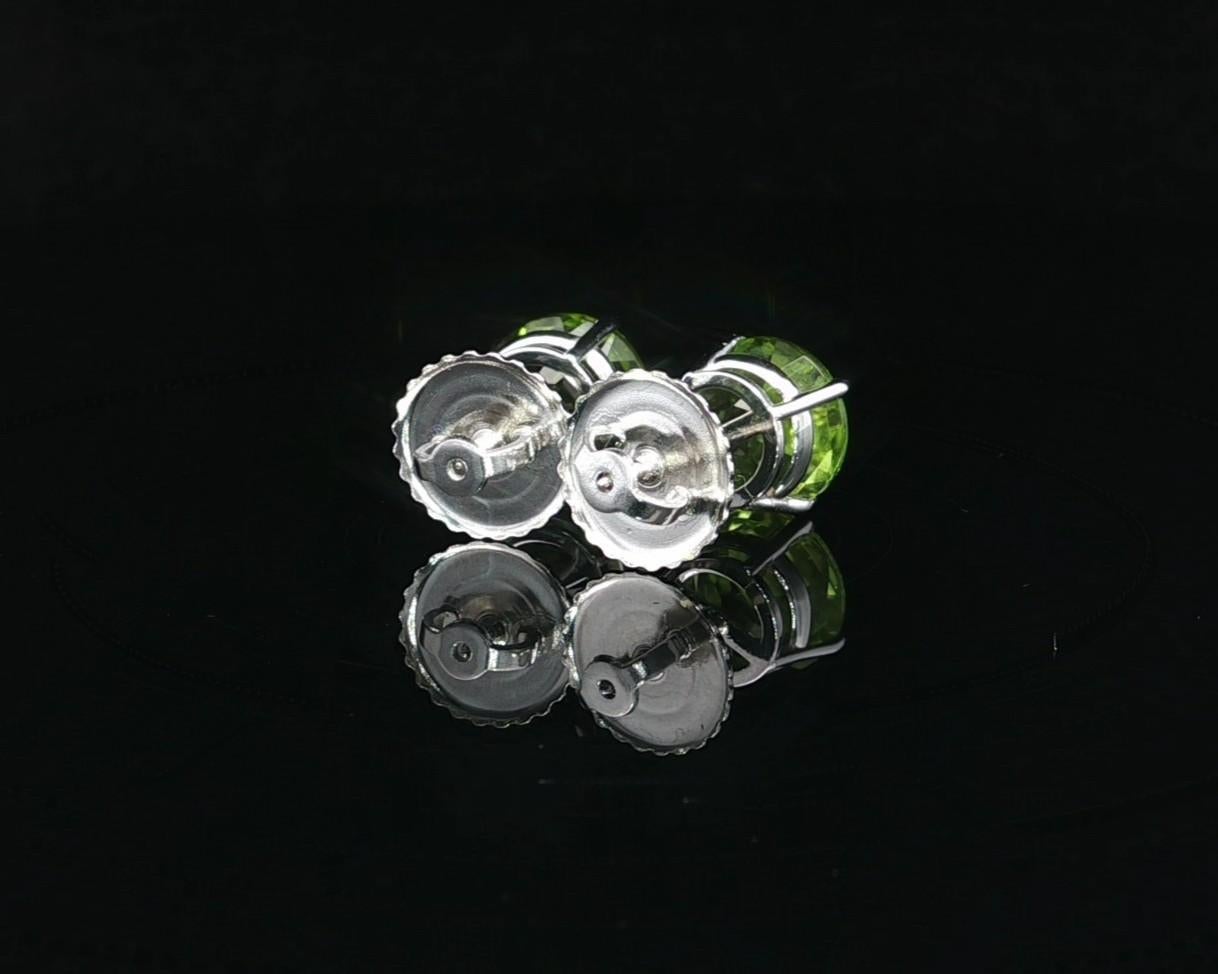 -A. Stone
(2) Peridoto naturale autentico - Brilliante rotondo - incastonato - colore Greene & Greene - 8 mm (circa) - 4,41 ct. esatte

Materiale: Oro bianco massiccio 14k 
Peso: 2.39 grammi
Fondello: Perno a vite con chiusura a farfalla (è