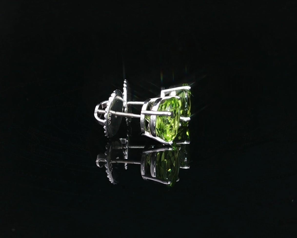 Taglio rotondo Orecchini a vite in oro bianco 14k con peridoto verde di 8 mm e 4,41 ct. in vendita