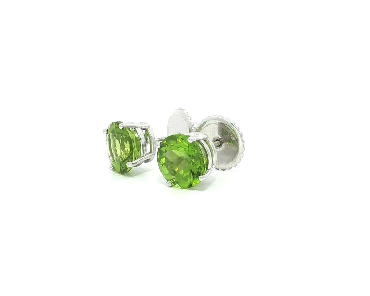 Orecchini a vite in oro bianco 14k con peridoto verde di 8 mm e 4,41 ct. In condizioni ottime in vendita a Montclair, NJ