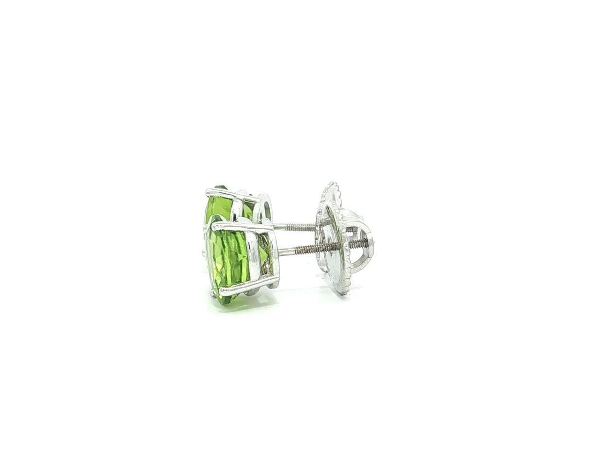Donna Orecchini a vite in oro bianco 14k con peridoto verde di 8 mm e 4,41 ct. in vendita