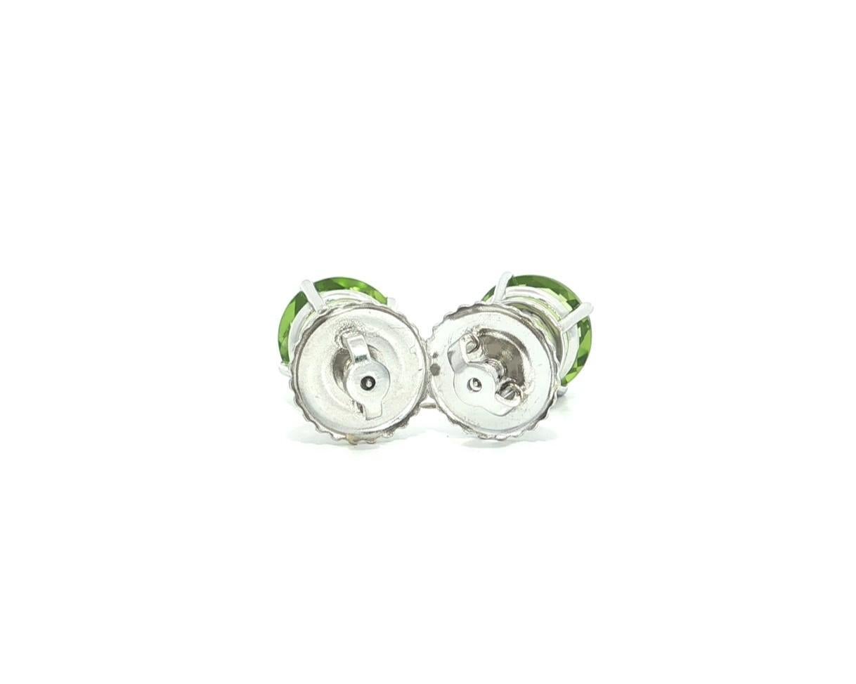 Orecchini a vite in oro bianco 14k con peridoto verde di 8 mm e 4,41 ct. in vendita 1