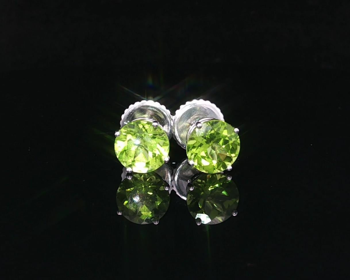 Orecchini a vite in oro bianco 14k con peridoto verde di 8 mm e 4,41 ct. in vendita 2
