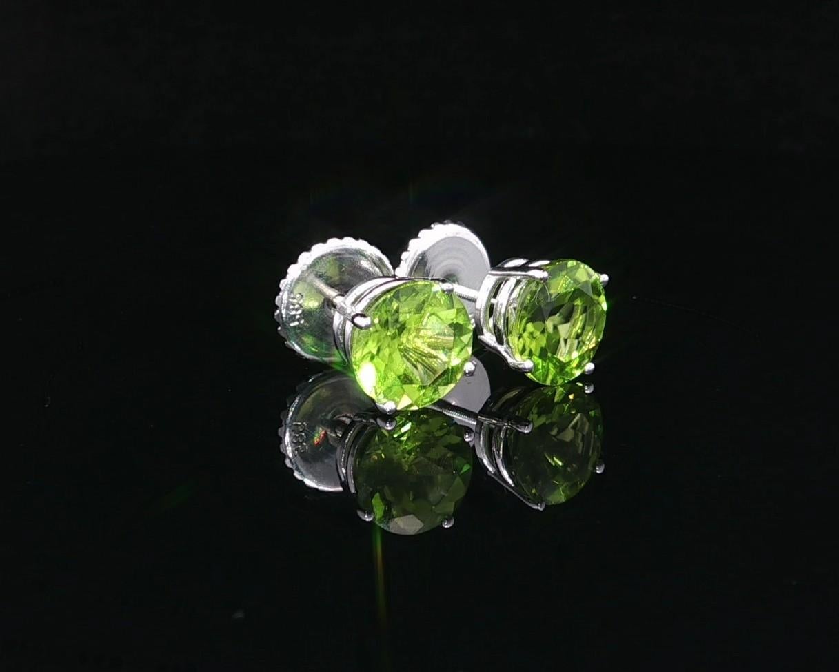 Orecchini a vite in oro bianco 14k con peridoto verde di 8 mm e 4,41 ct. in vendita 3