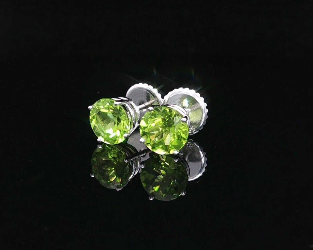 Orecchini a vite in oro bianco 14k con peridoto verde di 8 mm e 4,41 ct. in vendita 4
