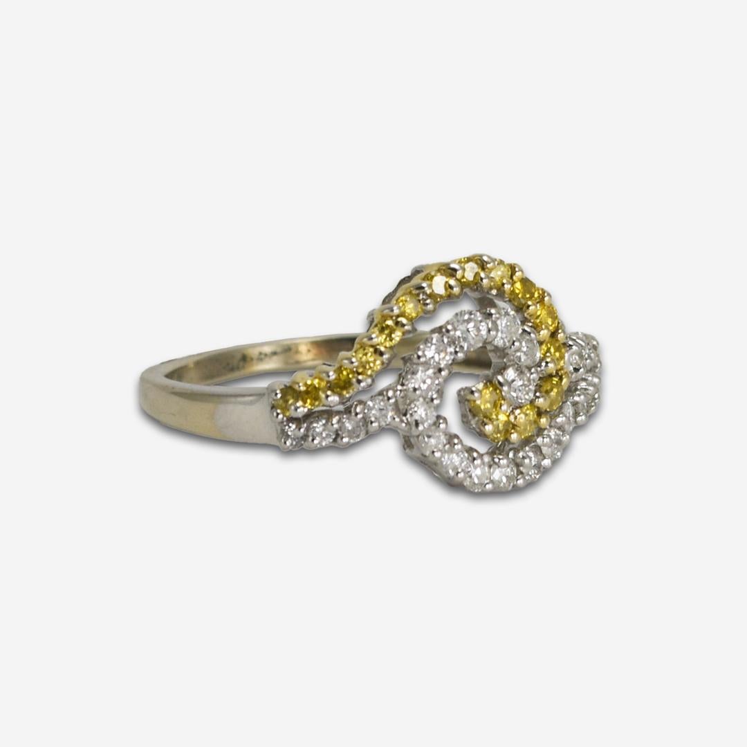 Anillo de diamantes en oro blanco de 14k.
Prueba 14k y pesa 2,3 gramos.
Hay 0,30 quilates de talla brillante redonda, color g, claridad si.
Además, hay 0,20 quilates totales de diamantes amarillos tratados, claridad si.
El peso total de diamantes
