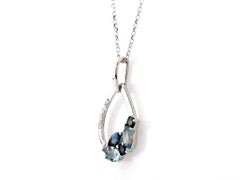 Collana con ciondolo in oro bianco 14K con topazi “Swiss Blue” e “London Blue” e diamanti