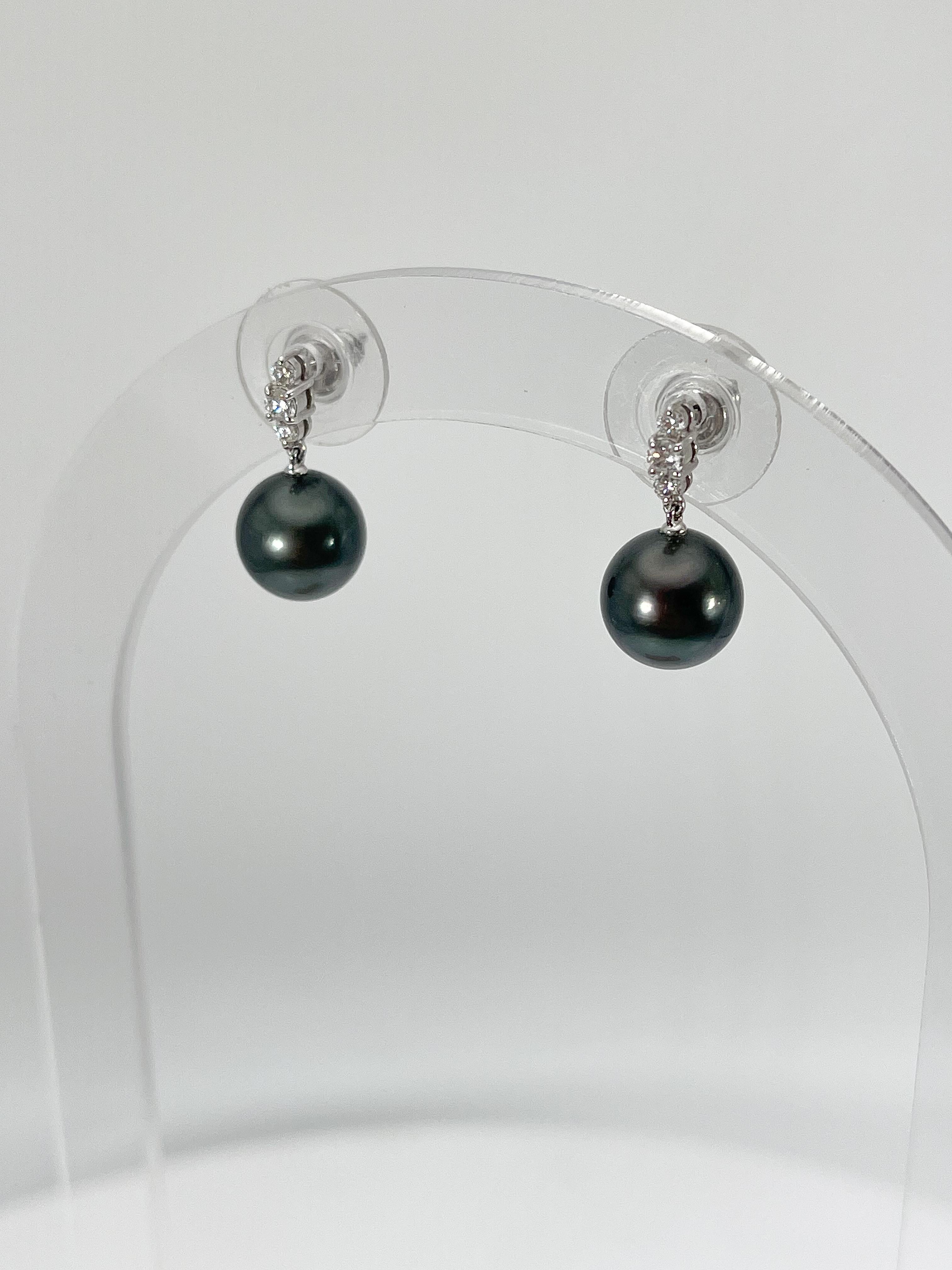14K White Gold Tahitian Pearl and .15 CTW Diamond Earrings In Excellent Condition For Sale In Stuart, FL
