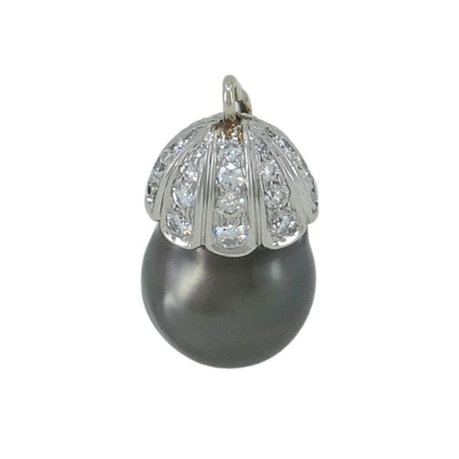 Este colgante potenciador de collar de perlas de Tahití de oro blanco de 14k combina un diseño atemporal con un uso versátil. La pieza presenta una lustrosa perla negra de Tahití acentuada por una tapa festoneada de oro blanco engastada con
