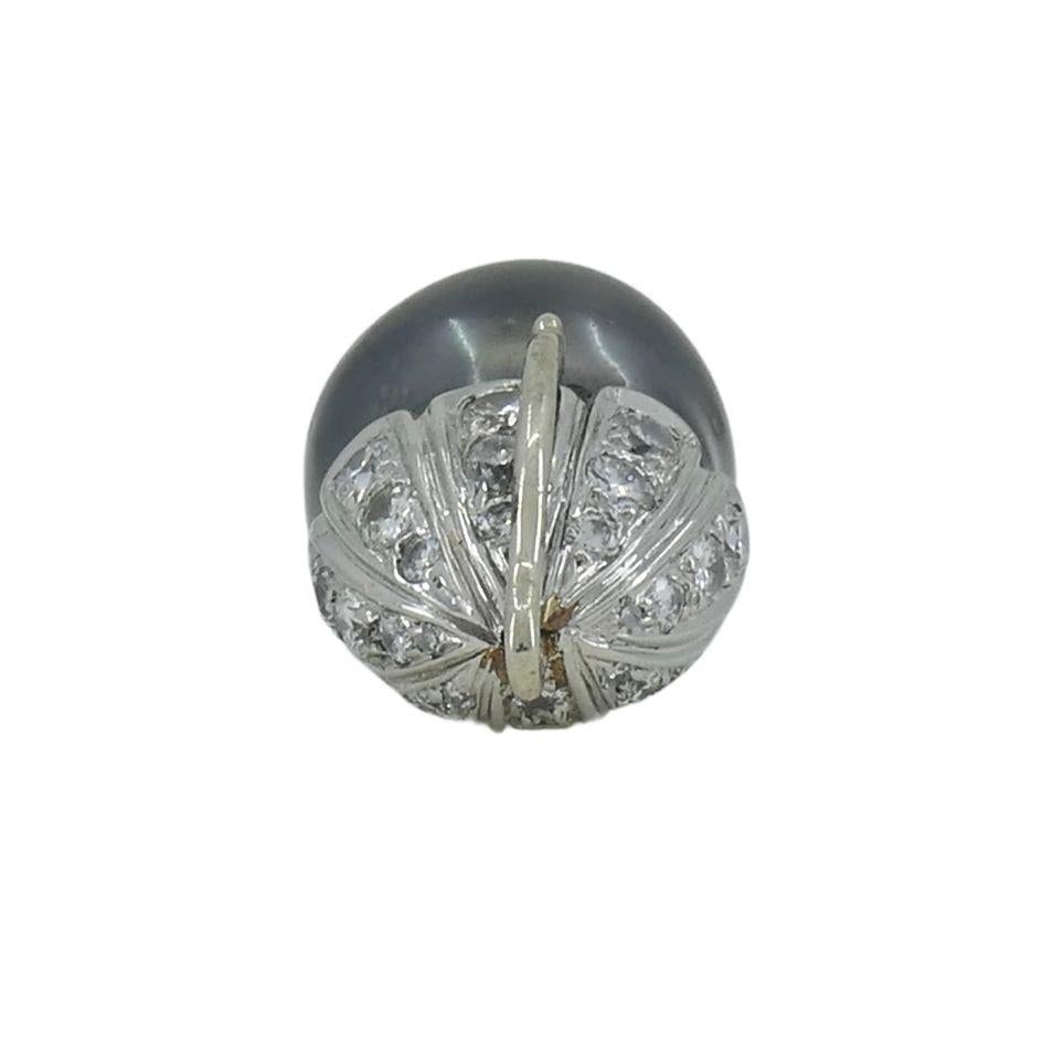 Femenino o masculino Colgante realzador de diamantes con perla de Tahití en oro blanco de 14k en venta
