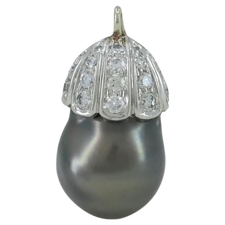Colgante realzador de diamantes con perla de Tahití en oro blanco de 14k en venta