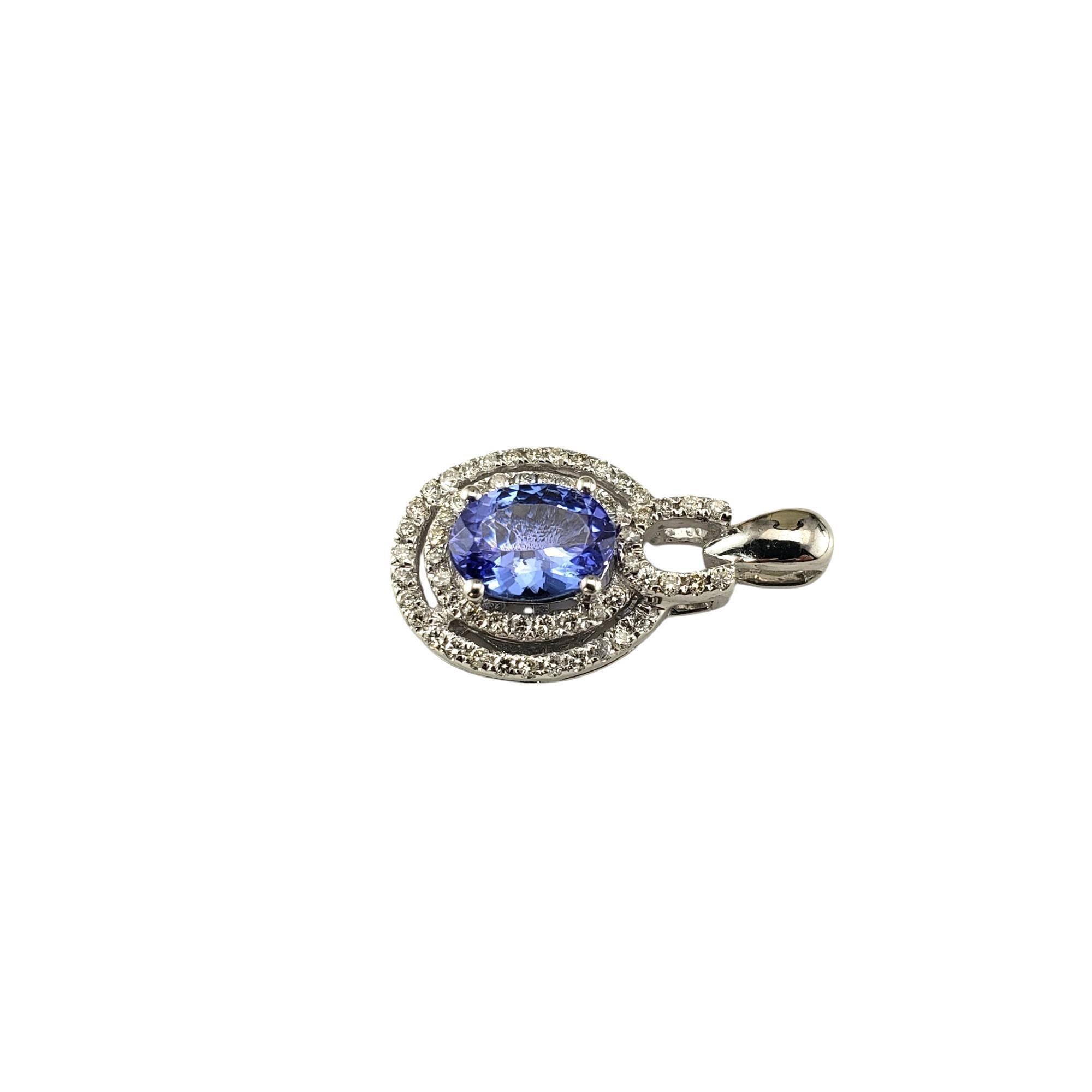 Ciondolo in oro bianco 14K con tanzanite e diamanti 

Questo splendido ciondolo presenta una gemma ovale di tanzanite (7,3 mm x 5,5 mm) e 57 diamanti rotondi taglio brillante incastonati nel classico oro bianco 14K.

Peso totale approssimativo dei