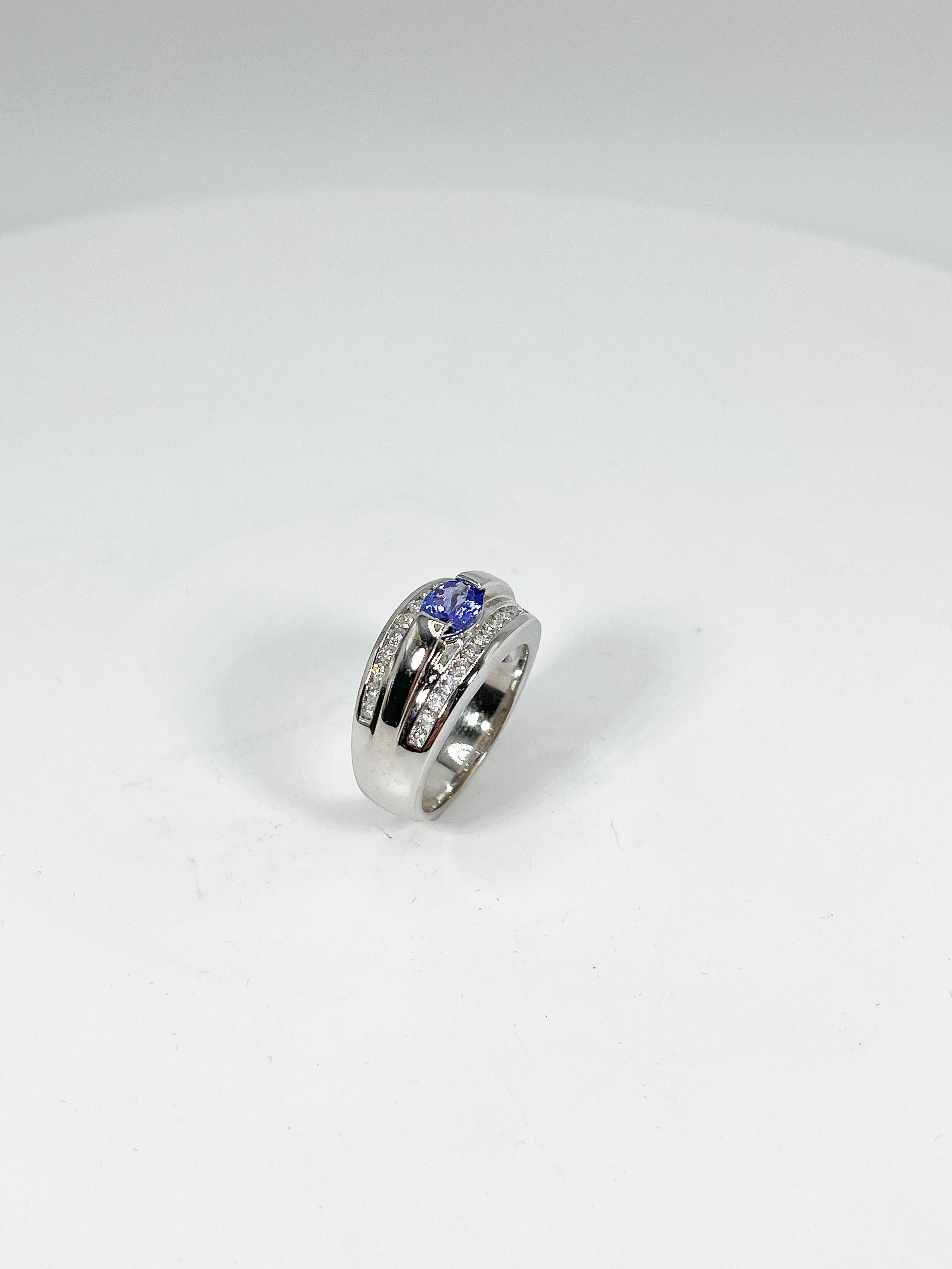 14K White Gold Tanzanite and Diamond Ring In Excellent Condition For Sale In Stuart, FL