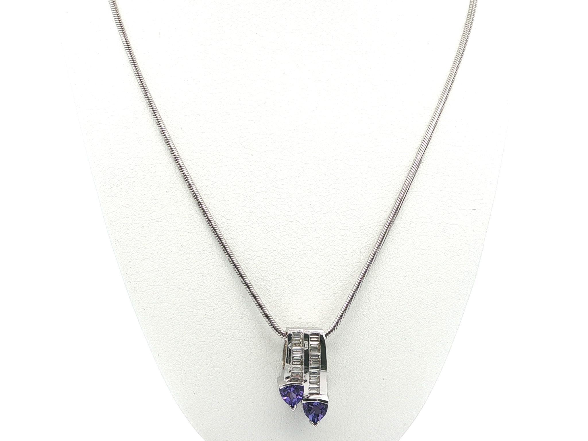 --Pietre: --
(2) Tanzanite naturale autentica - Taglio Trillion - Incastonatura a canale e a forcella - Colore viola bluastro - 4,1x4,4 mm ciascuno (circa)
(17) Diamanti naturali autentici - Taglio a baguette - Incastonatura a canale - Diamanti