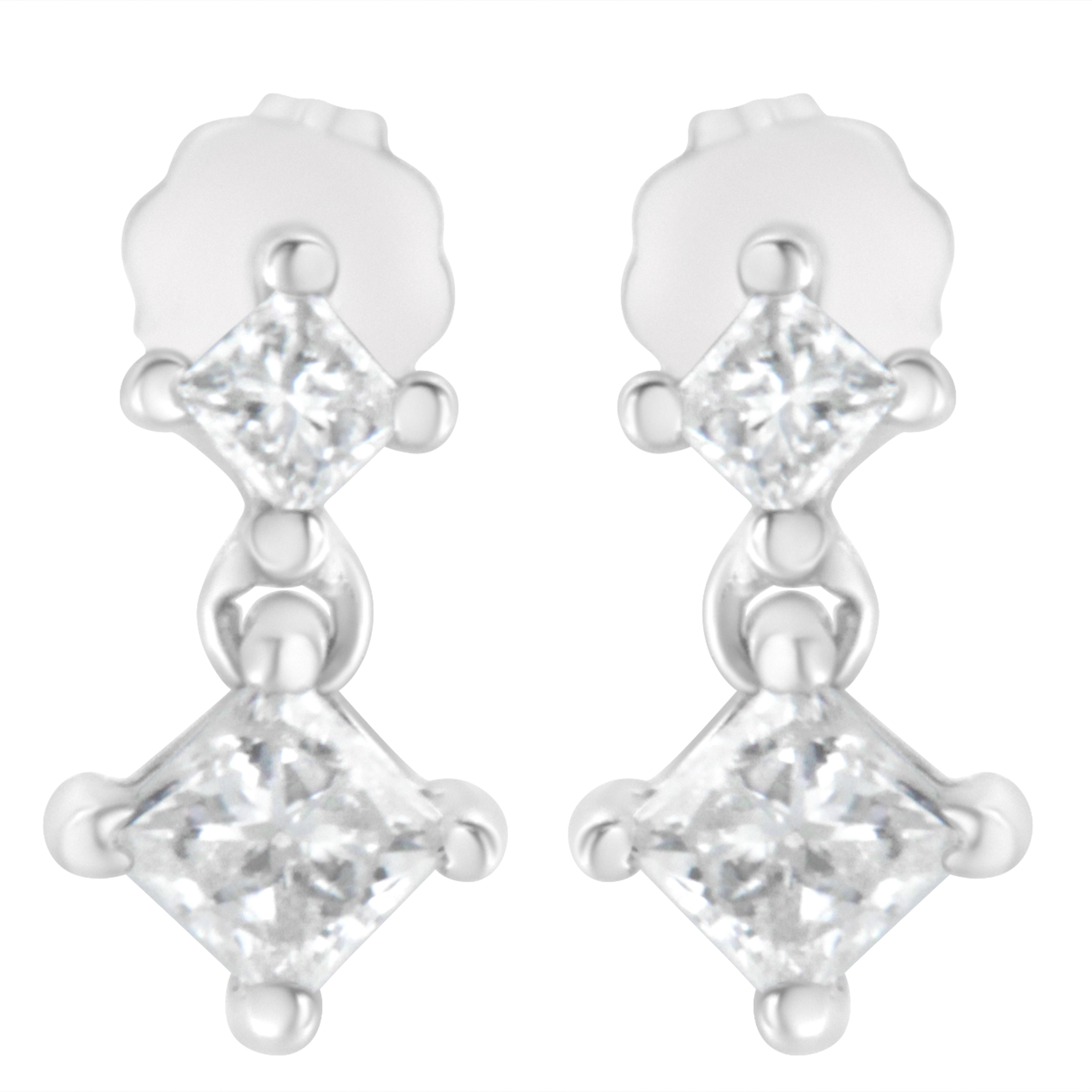 Accentua il tuo look con questo elegante paio di orecchini a perno. Composti da prezioso oro bianco 14k, questi splendidi orecchini sono finemente bruniti per brillare. Inoltre, l'abbellimento con tremolanti diamanti taglio princess in una montatura