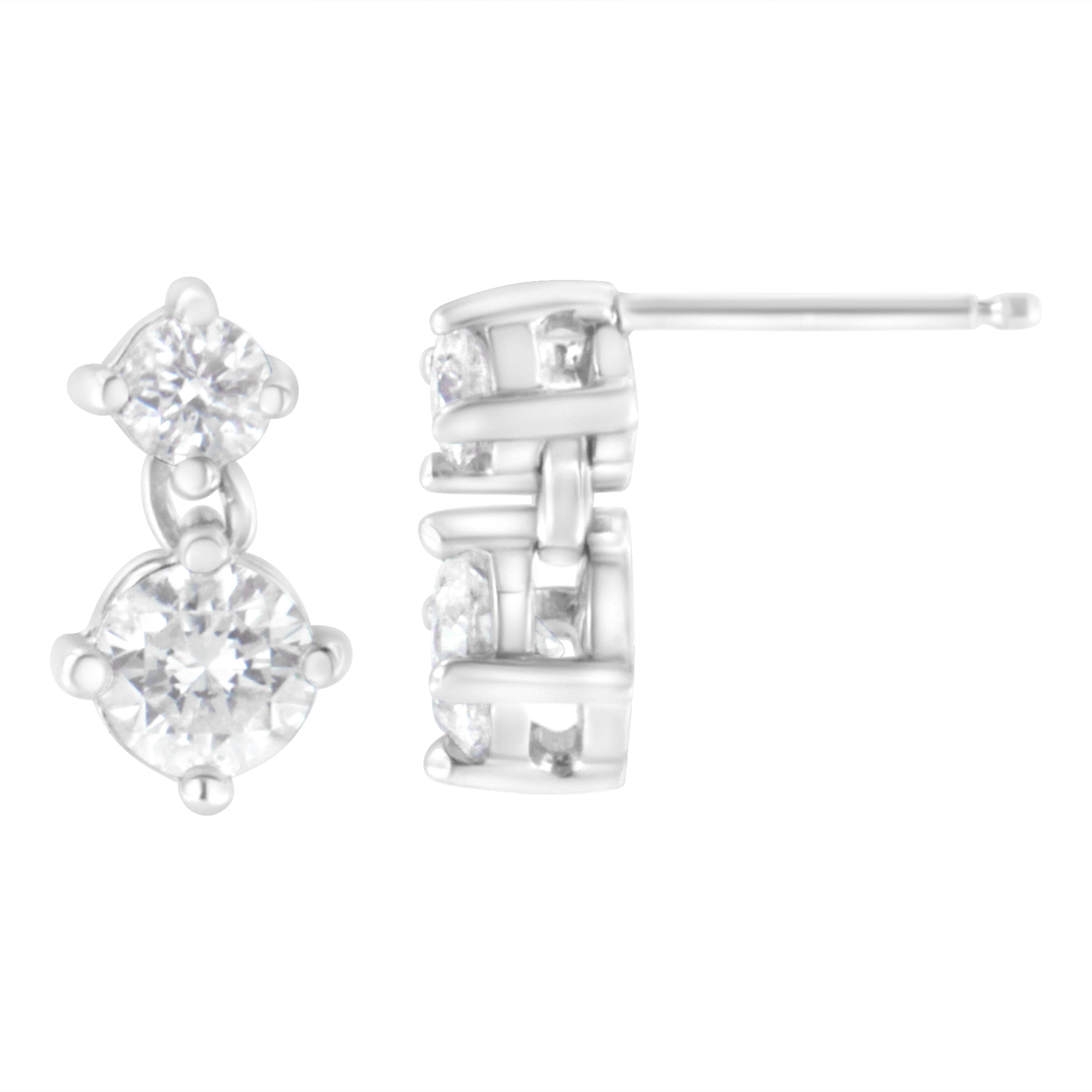 Accentua il tuo look con questo elegante paio di orecchini a perno. Composti da prezioso oro bianco 14k, questi splendidi orecchini sono finemente bruniti per brillare. Inoltre, l'abbellimento con tremolanti diamanti a taglio rotondo in una