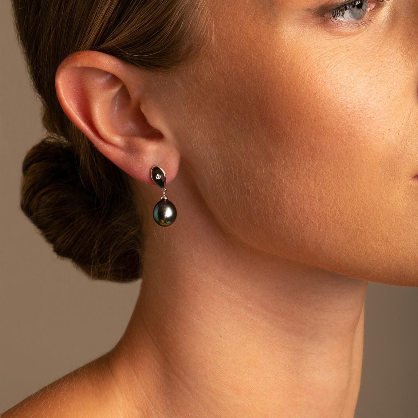 14k Weißgold Ohrringe mit tropfenförmigem Diamant und Pfauengrünen Perlen (Zeitgenössisch) im Angebot