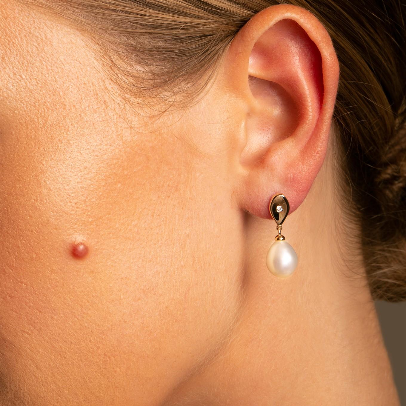 14k Weißgold Ohrringe mit tropfenförmigem Diamant und Pfauengrünen Perlen (Brillantschliff) im Angebot