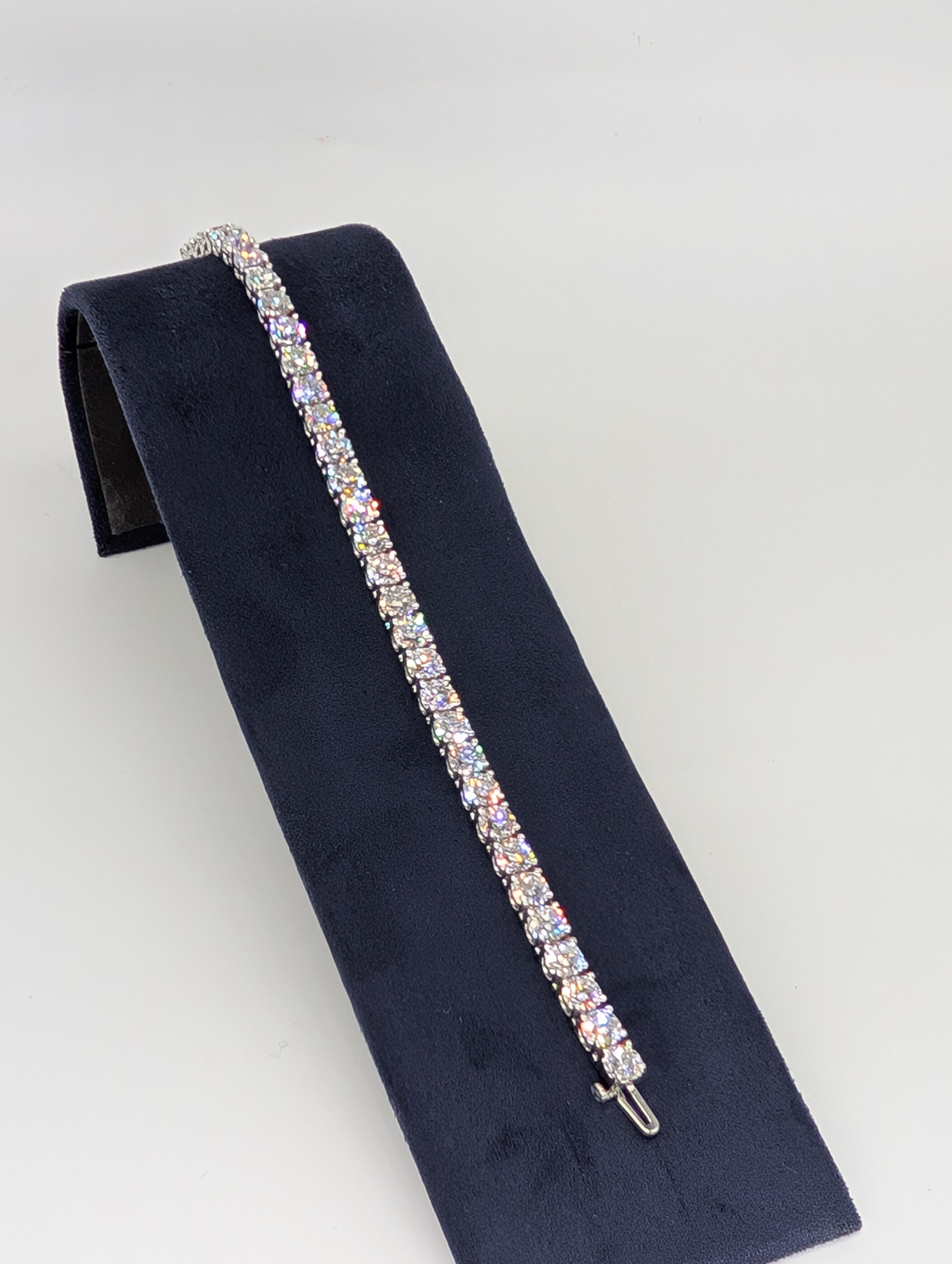 Ce superbe bracelet de tennis en or blanc 14 carats est orné de 33 diamants ronds brillants, totalisant un impressionnant 16,20 carats. Chaque diamant, d'un poids de 0,49 carat, est serti de manière experte pour créer un éclat continu autour du