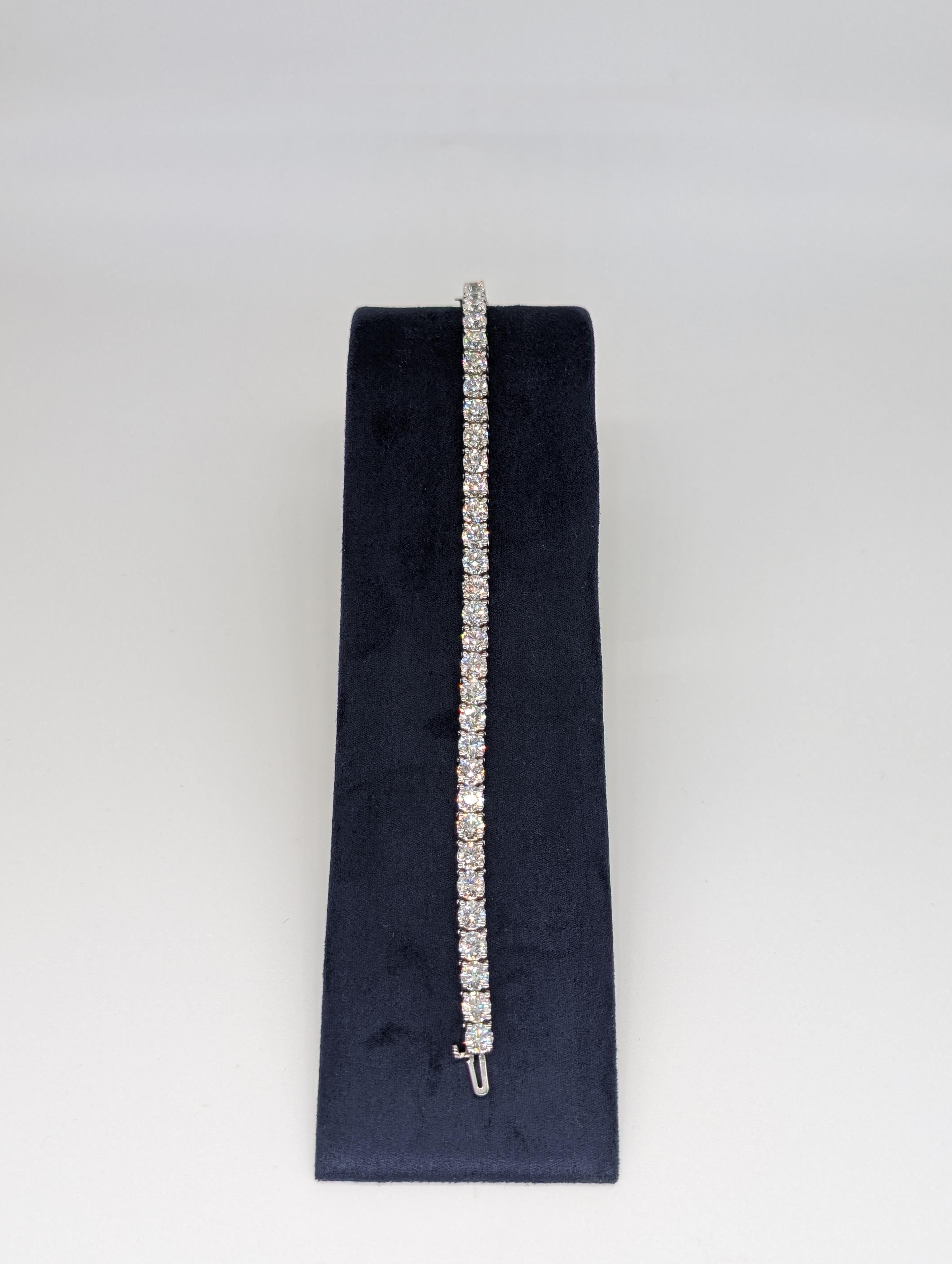 Taille ronde Bracelet tennis en or blanc 14 carats avec diamants totalisant 16,20 de couleur G-H et de pureté SI en vente