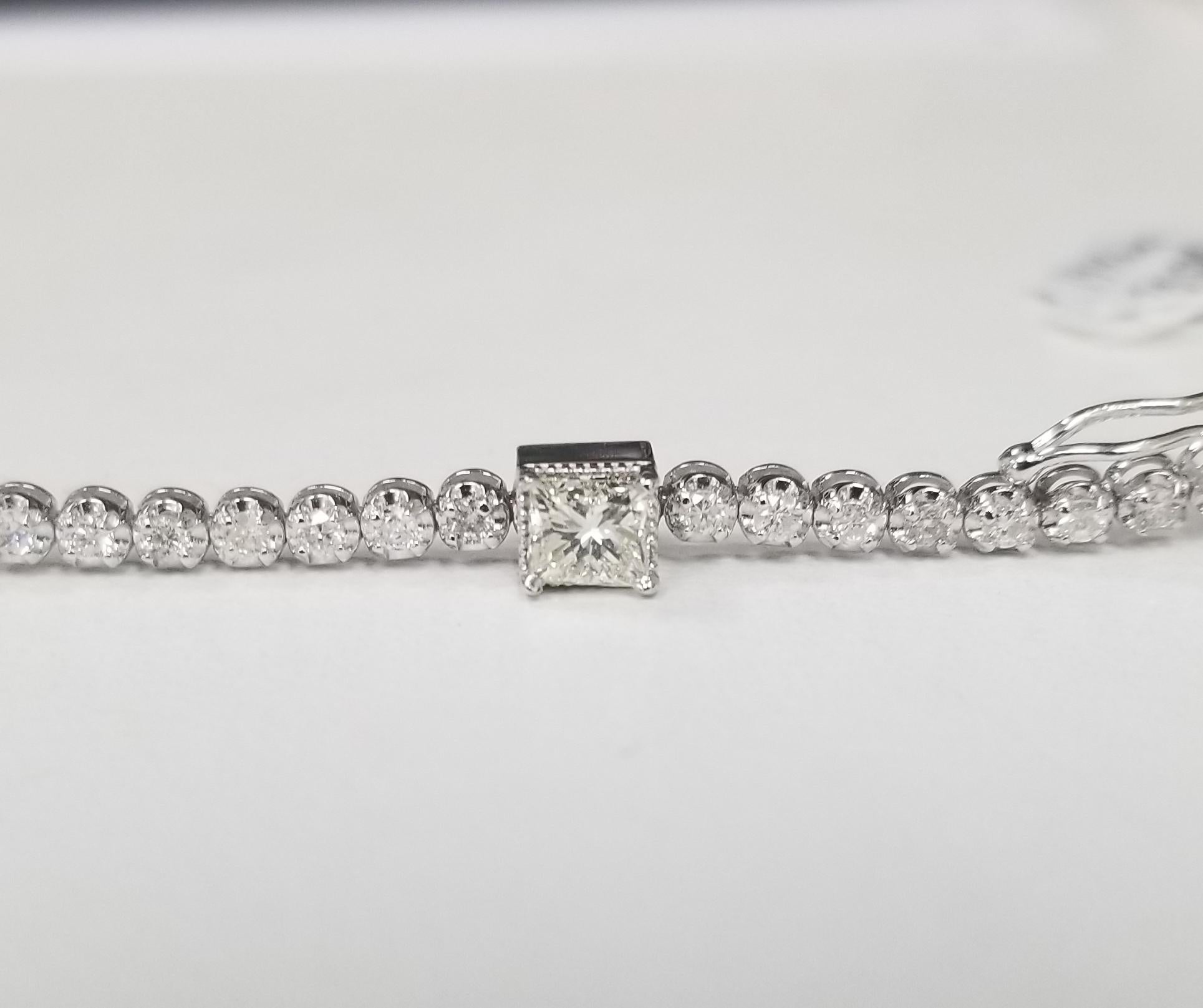 Contemporary 14k White Gold Tennis Bracelet with 5 Fancy Shape and 51 Round Diamonds 4.01cts For Sale