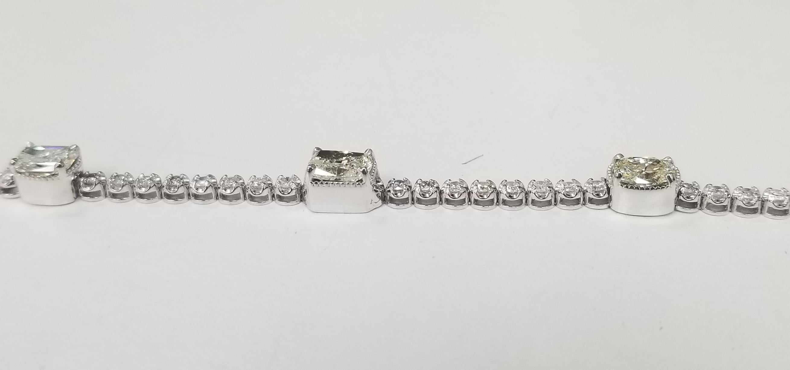 14k Weißgold Tennisarmband mit 5 ausgefallenen Formen und 51 runden Diamanten 4,01cts (Radiantschliff) im Angebot