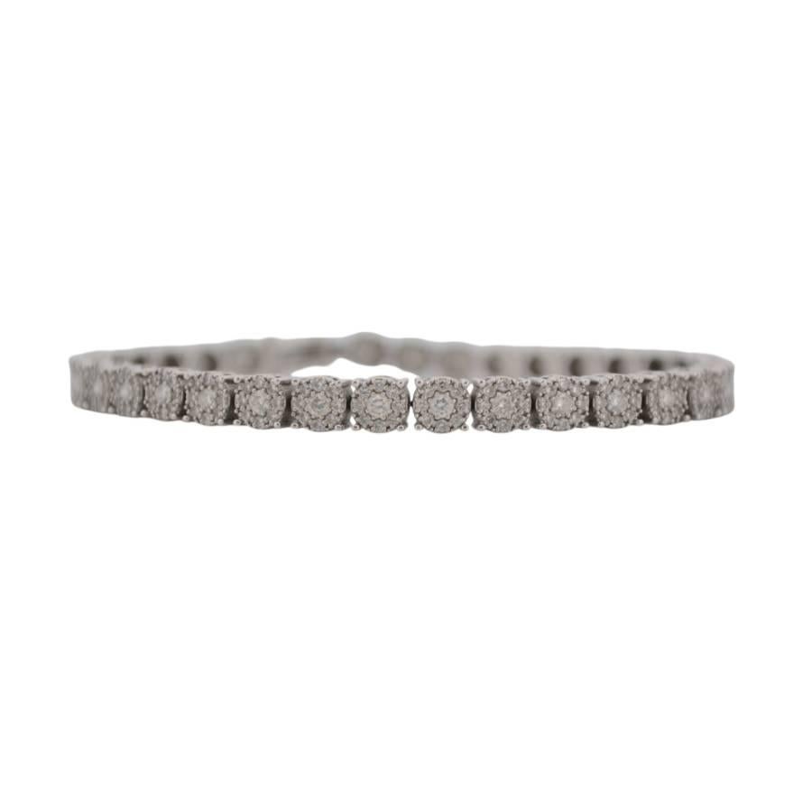 Ce superbe bracelet tennis en or blanc 14 carats, orné de diamants naturels qui rayonnent d'élégance sous tous les angles, confère à votre poignet une brillance intemporelle. Véritable célébration de l'artisanat raffiné et de la beauté durable, ce