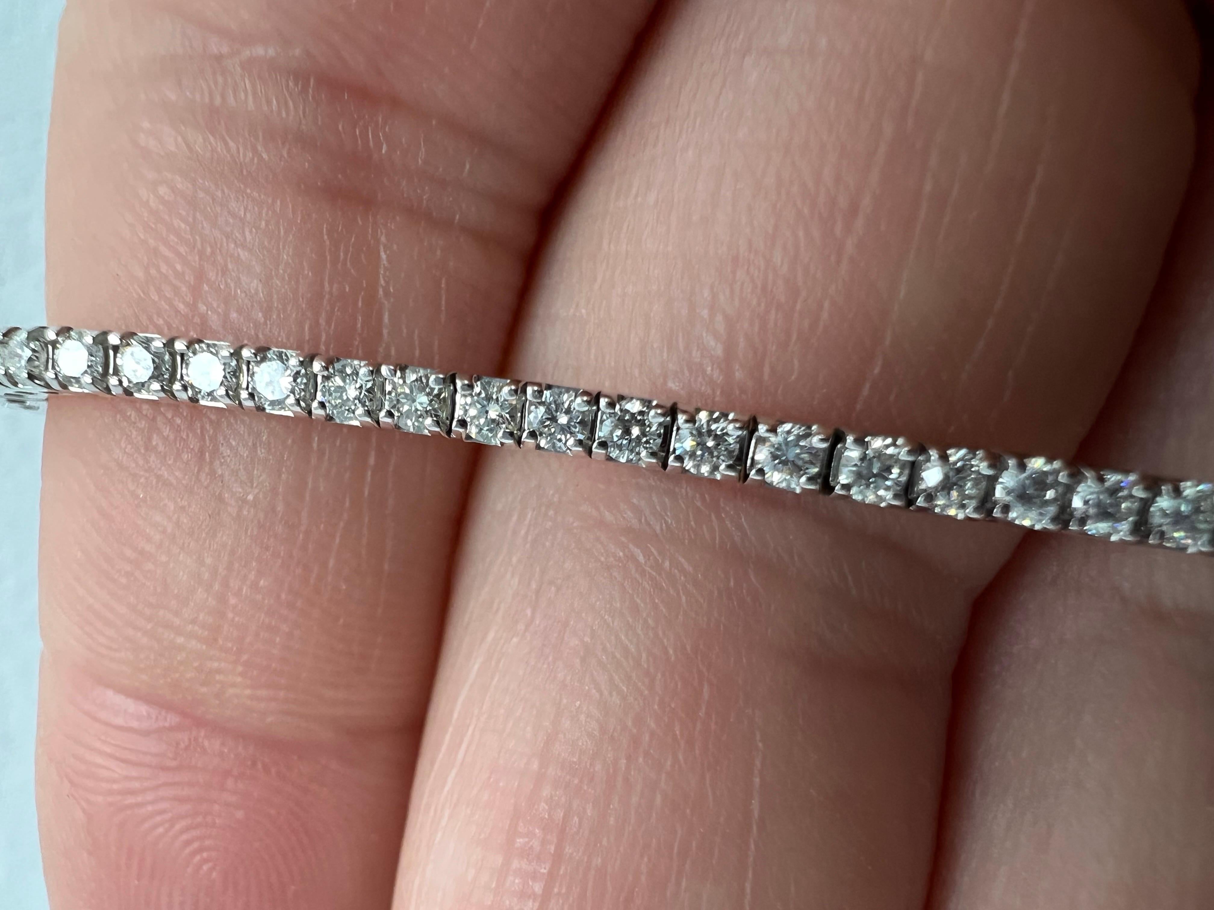 Round Cut 14k White Gold Tennis Bracelet with Natural Full Cut Diamonds- G/H Vs/Si1 - 2ct For Sale