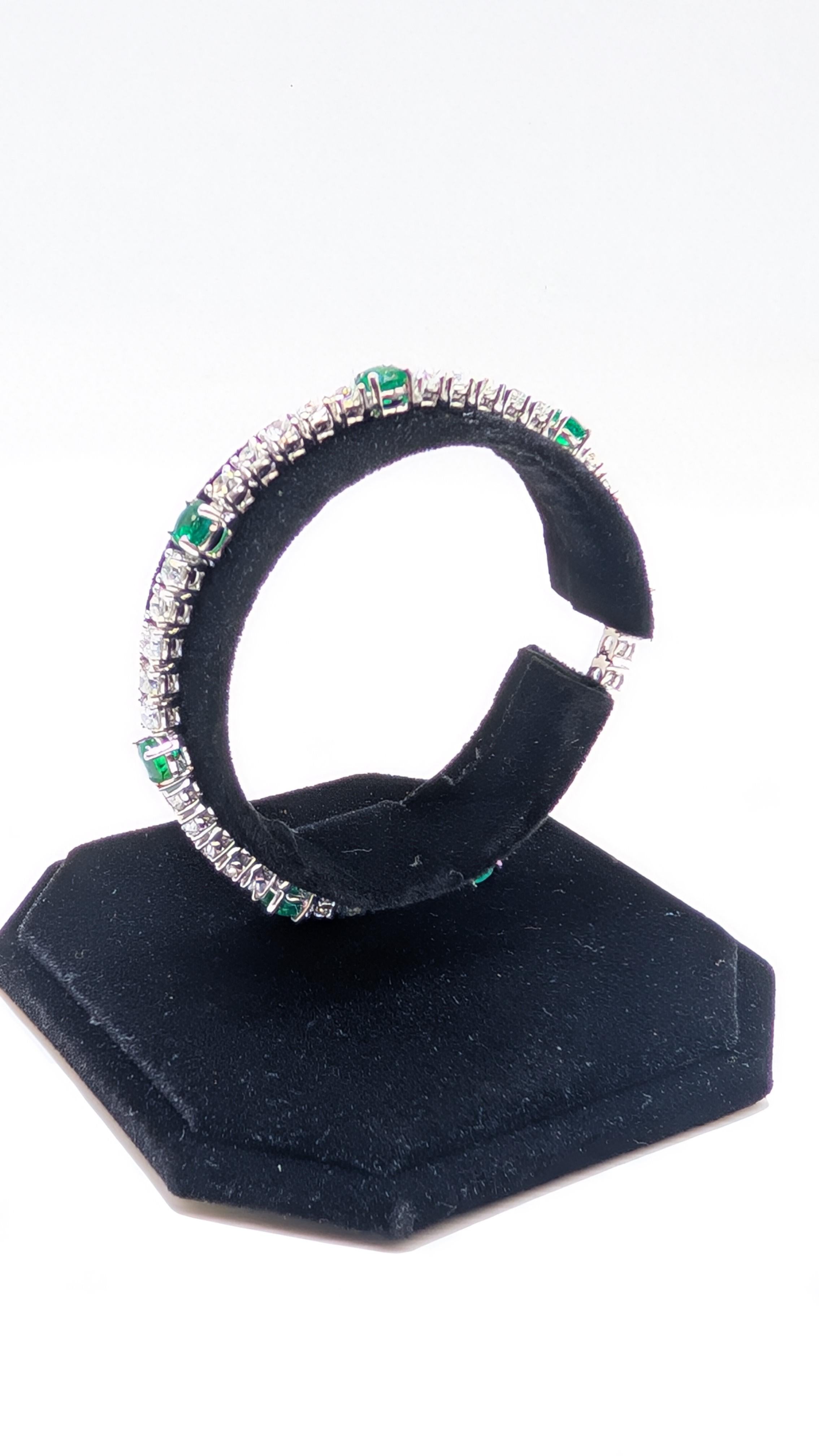 Tennisarmband aus 14 Karat Weißgold mit Smaragden im Rundschliff und Diamanten im Zustand „Neu“ im Angebot in New York, US
