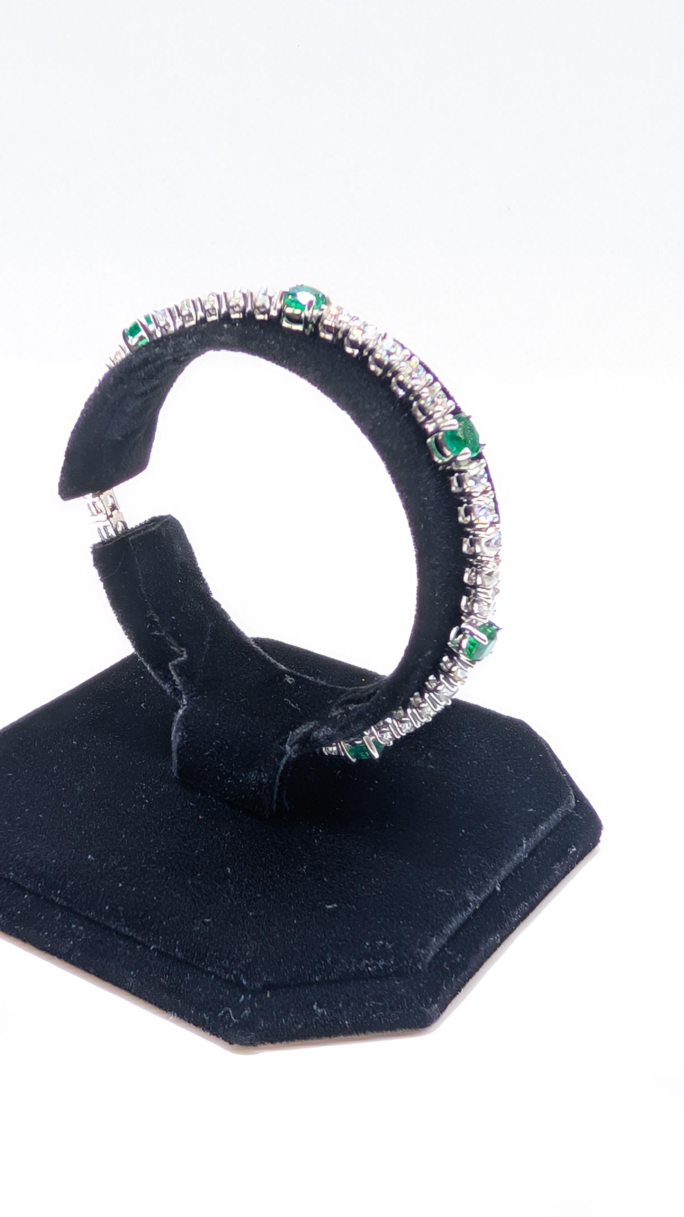Tennisarmband aus 14 Karat Weißgold mit Smaragden im Rundschliff und Diamanten für Damen oder Herren im Angebot