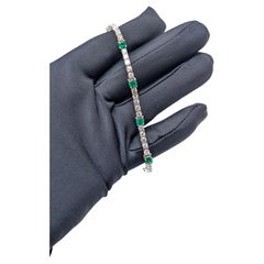 Tennisarmband aus 14 Karat Weißgold mit Smaragden im Rundschliff und Diamanten