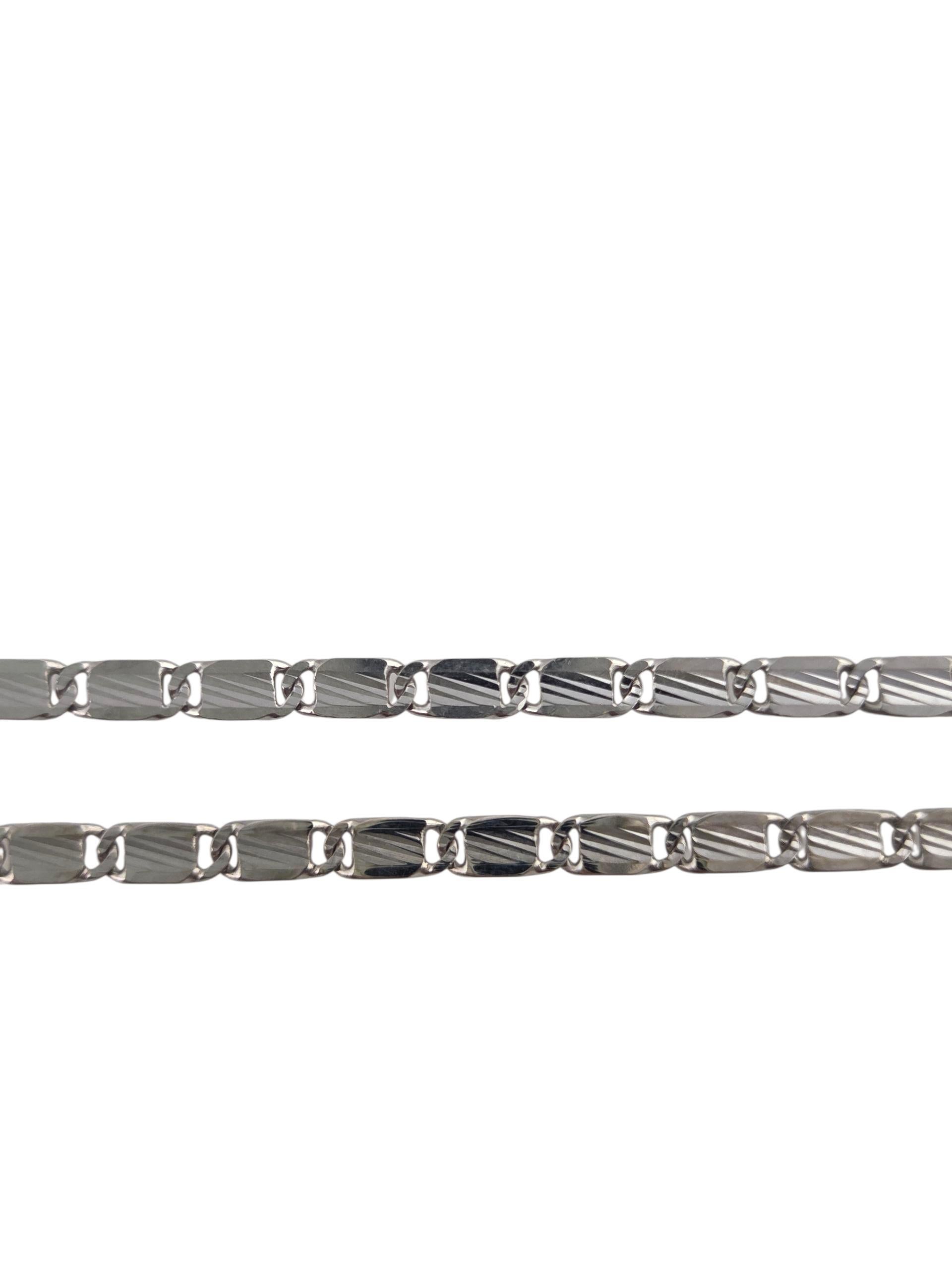 Collana A Link in oro bianco 14K

Questa radiosa collana a maglie strutturate in oro bianco 14k è progettata per catturare la luce a ogni movimento, per un tocco di elegante e scintillante eleganza.

Punzone: 585 Italia 14k

Peso: 4,9 g / 3,2