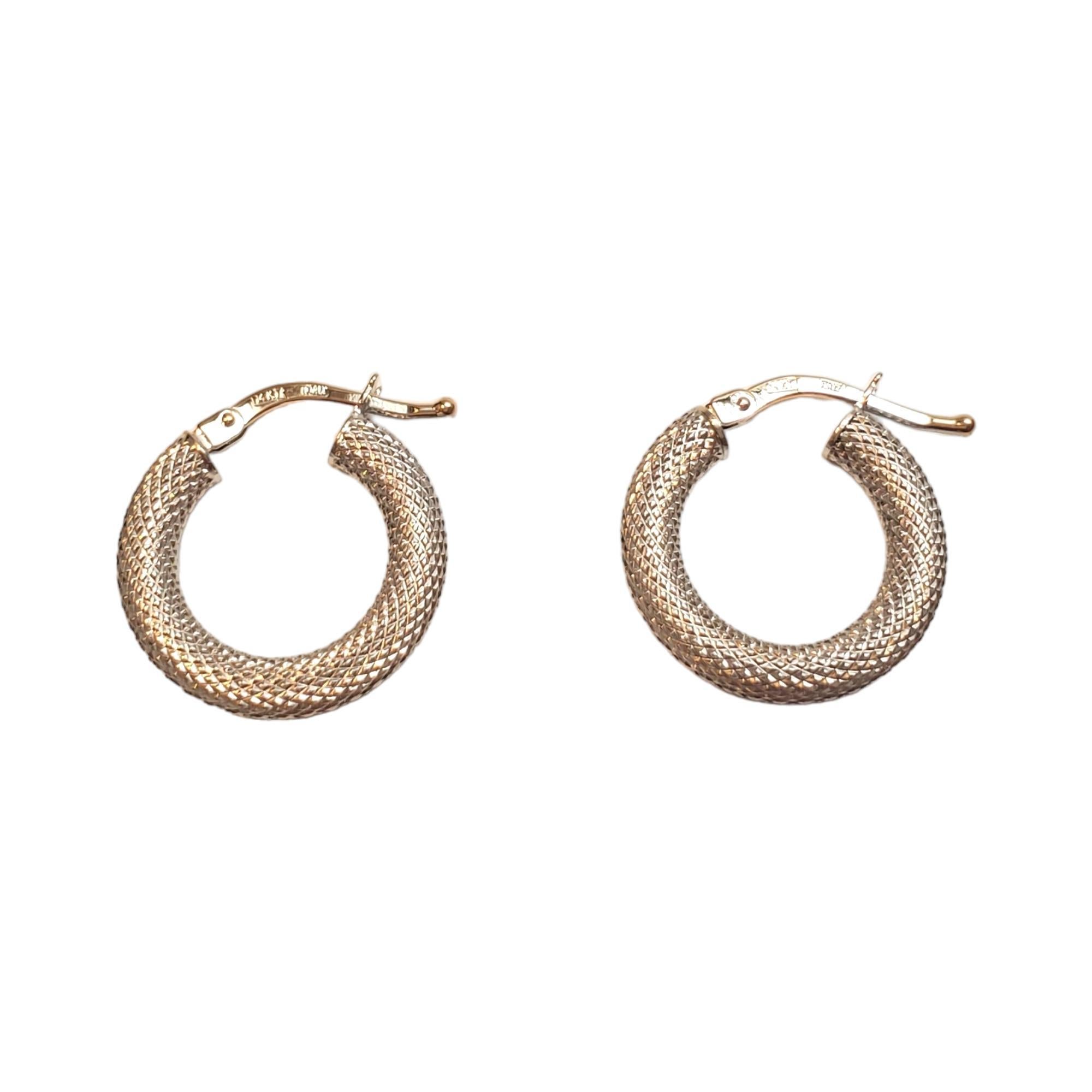 14K White Gold Hoop Earrings 

Small white gold hoop earrings with textured snake skin design. 

Hallmark: 14KT ITALY

Weight: 1.3 g/ 0.8 dwt.

Thickness: 3 mm 

Diameter: 16.4 mm

Very good condition, professionally polished.

Will come packaged in