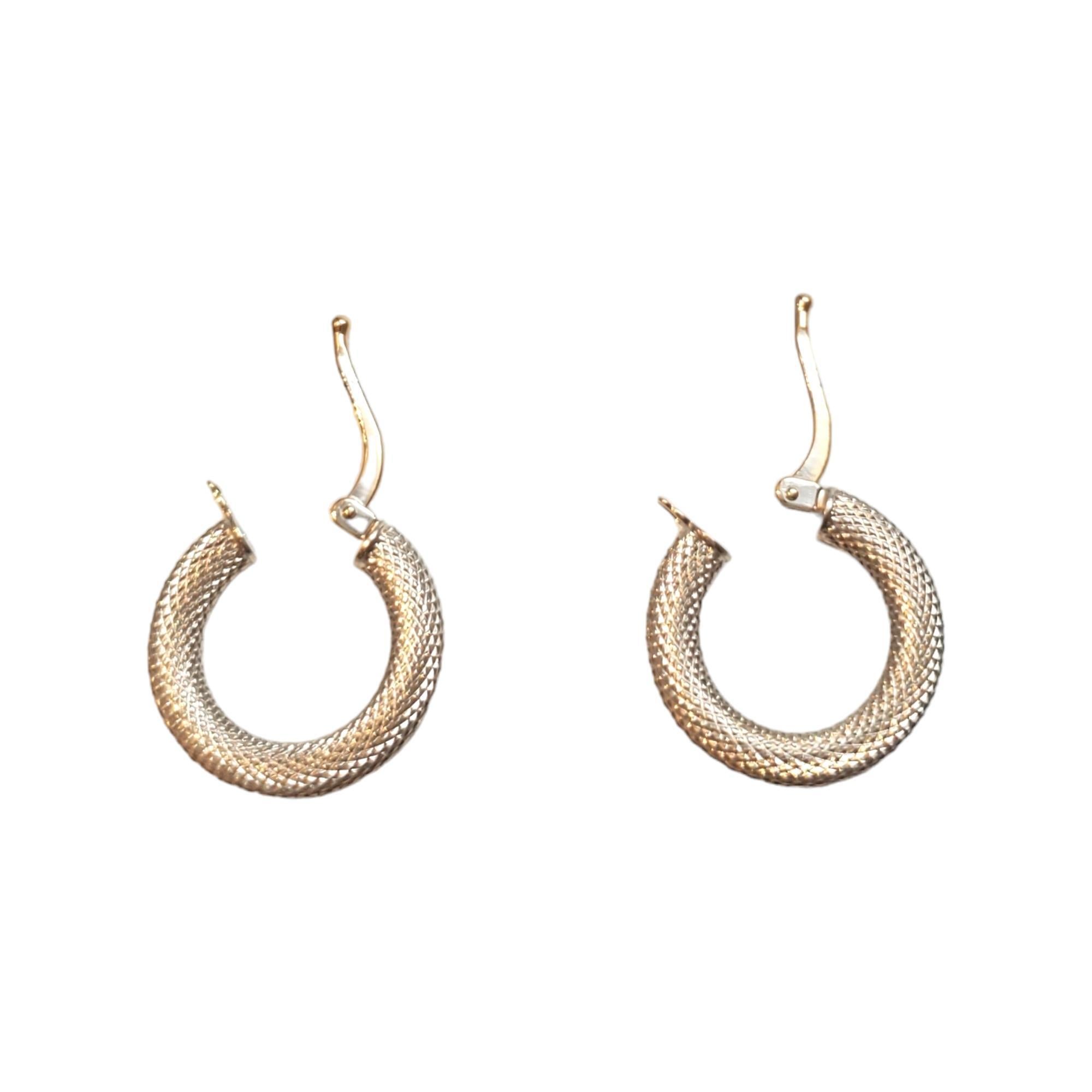 14K White Gold Textured Snake Skin Hoop Earrings #17942 In Good Condition In Washington Depot, CT