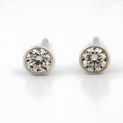 Borchie con diamante a castone sottile in oro bianco 14K da 0,10 carati