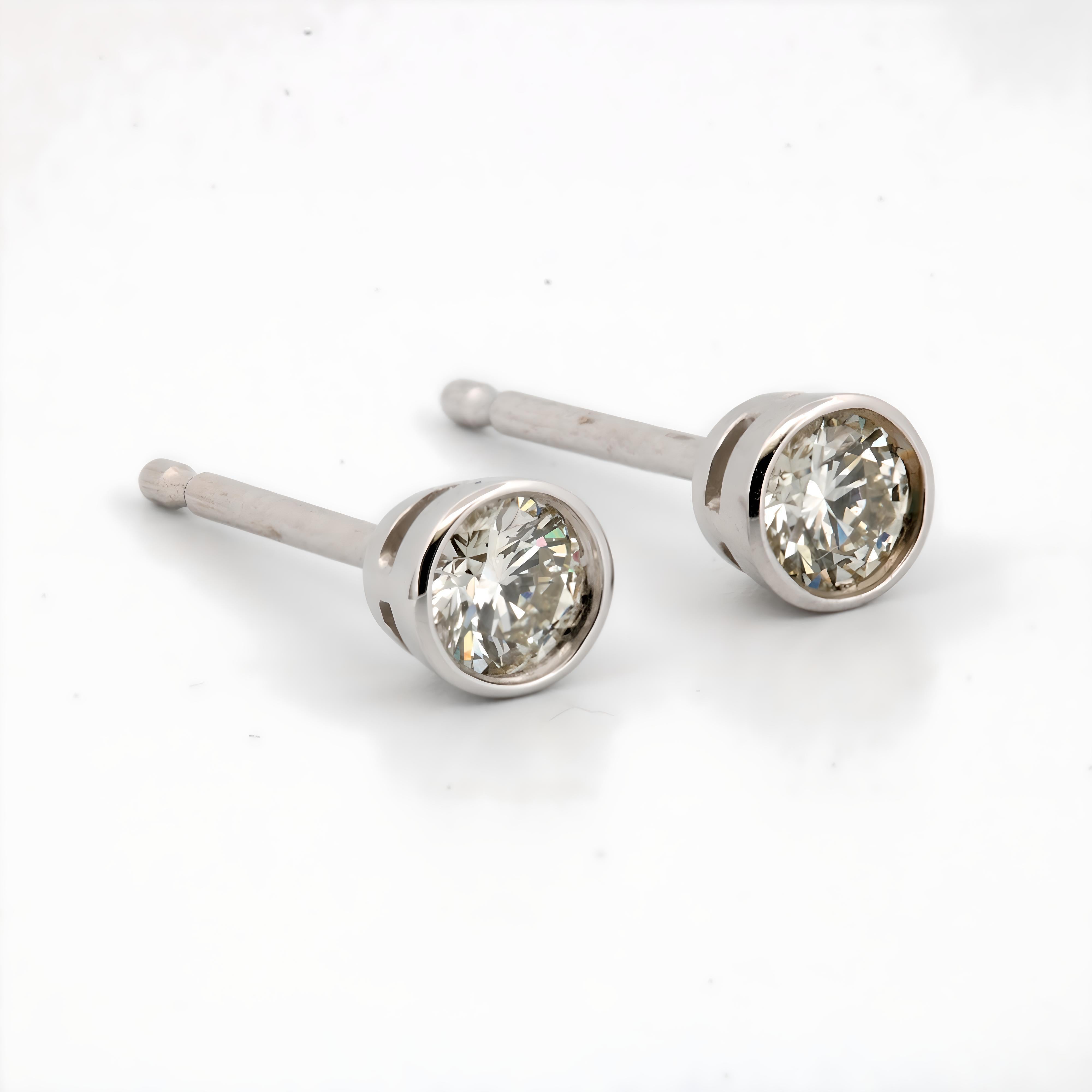 Round Cut 14K White Gold Thin Bezel Diamond Studs 0.10 ct For Sale