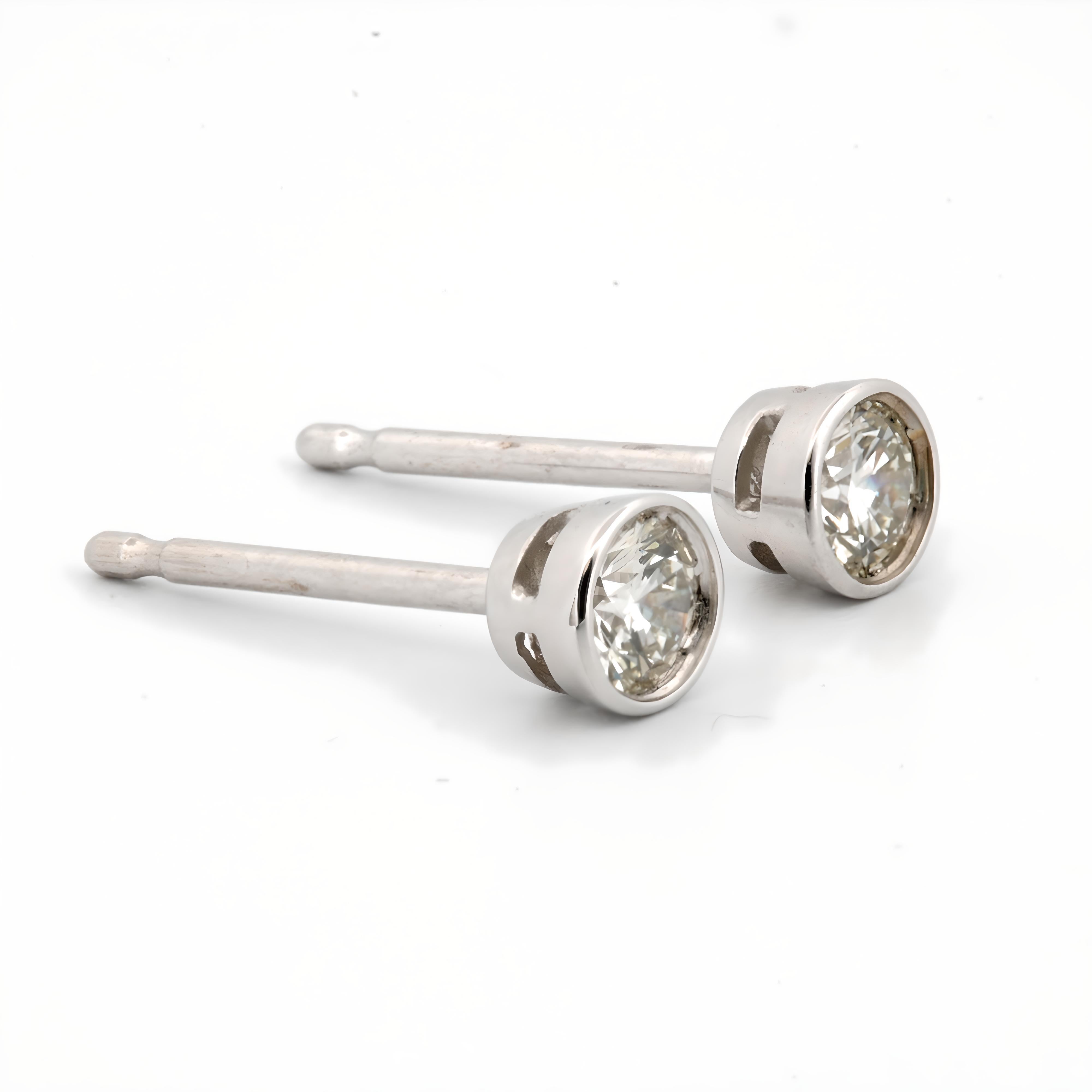 14K White Gold Thin Bezel Diamond Studs 0.10 ct In New Condition For Sale In New York, NY