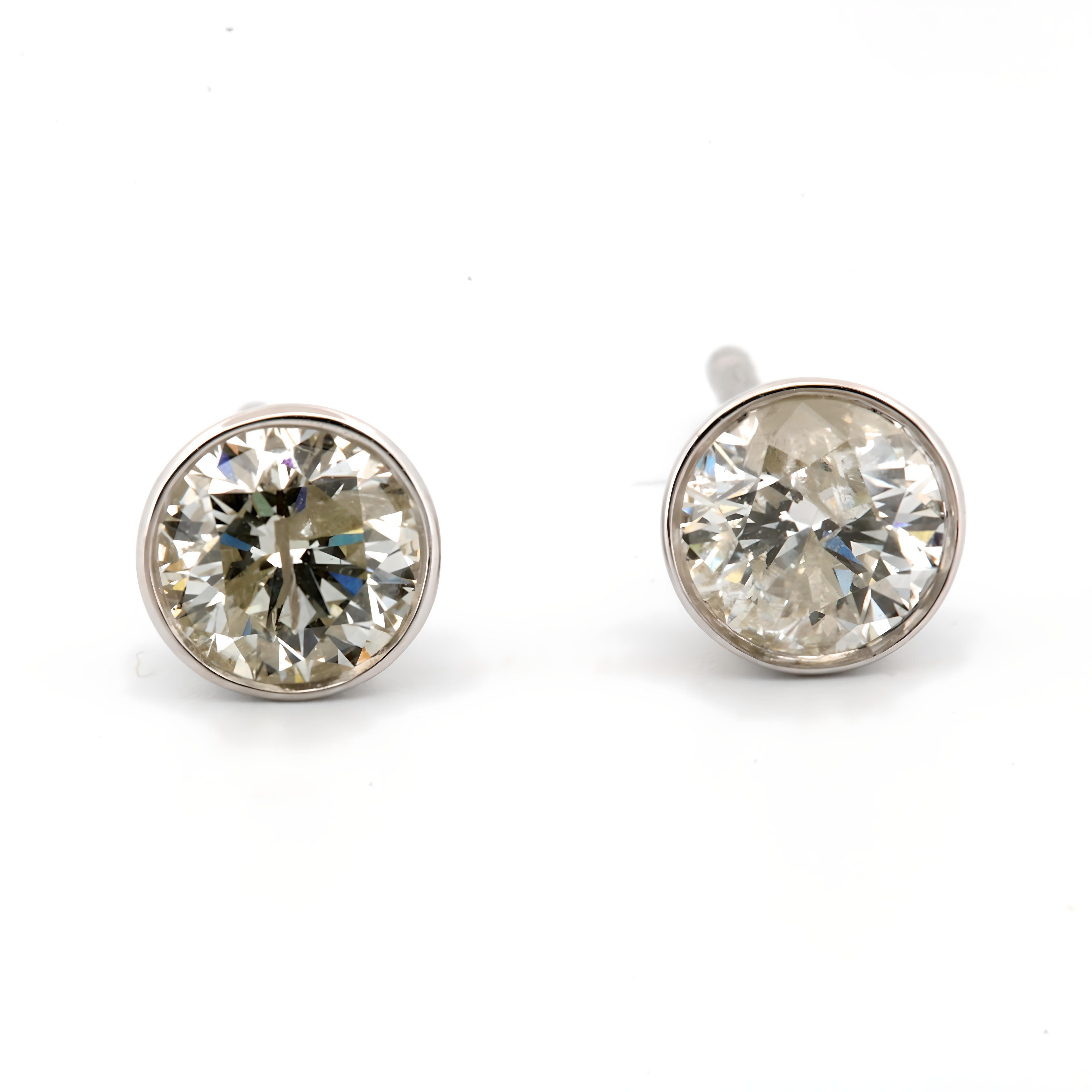 Questi splendidi orecchini sono realizzati in lussuoso oro giallo 14 carati e trasmettono un'eleganza senza tempo, moderna e classica allo stesso tempo. Ogni orecchino è incastonato con un diamante naturale brillante a taglio rotondo, per un totale