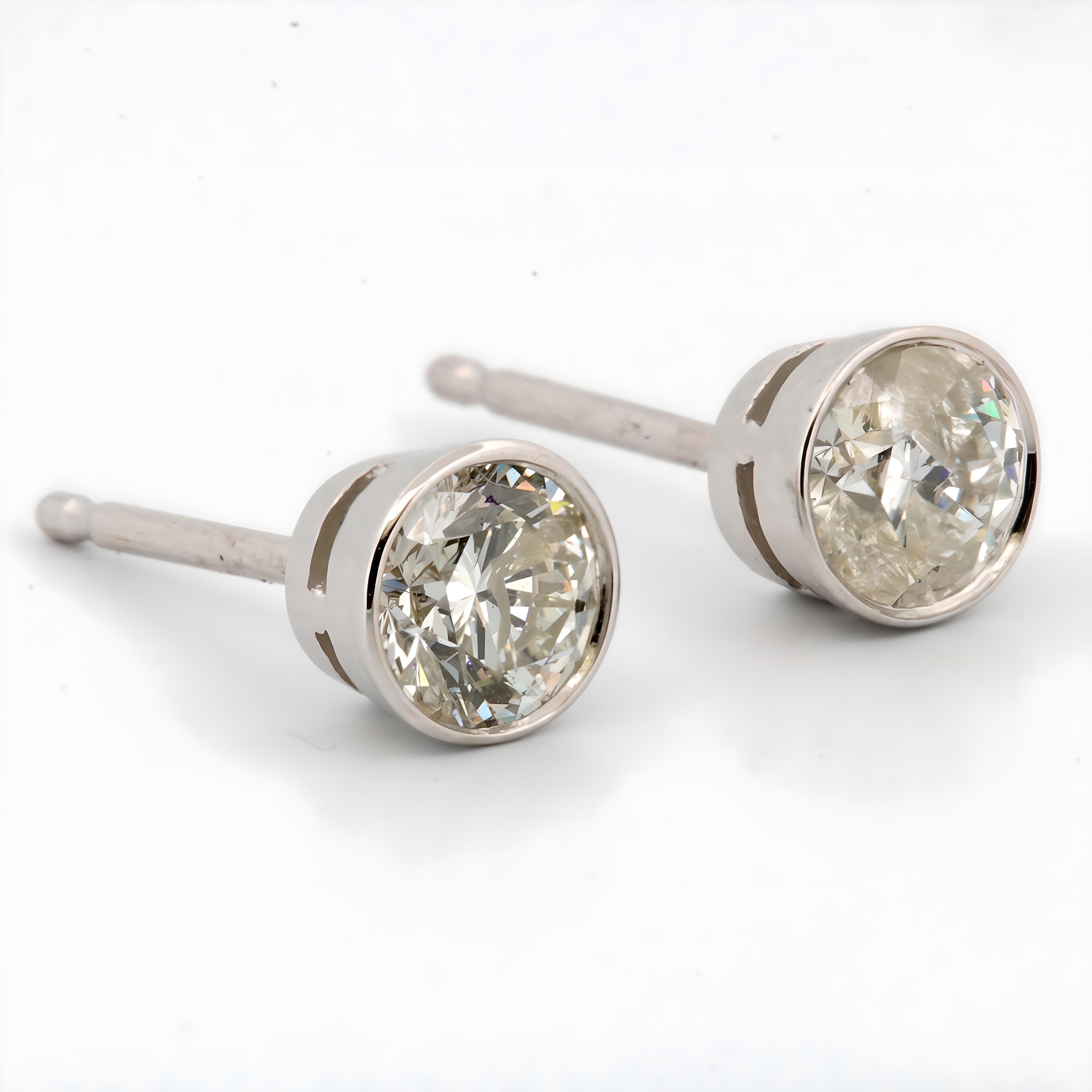Taglio rotondo Borchie con diamante a castone sottile in oro bianco 14K da 0,40 carati in vendita