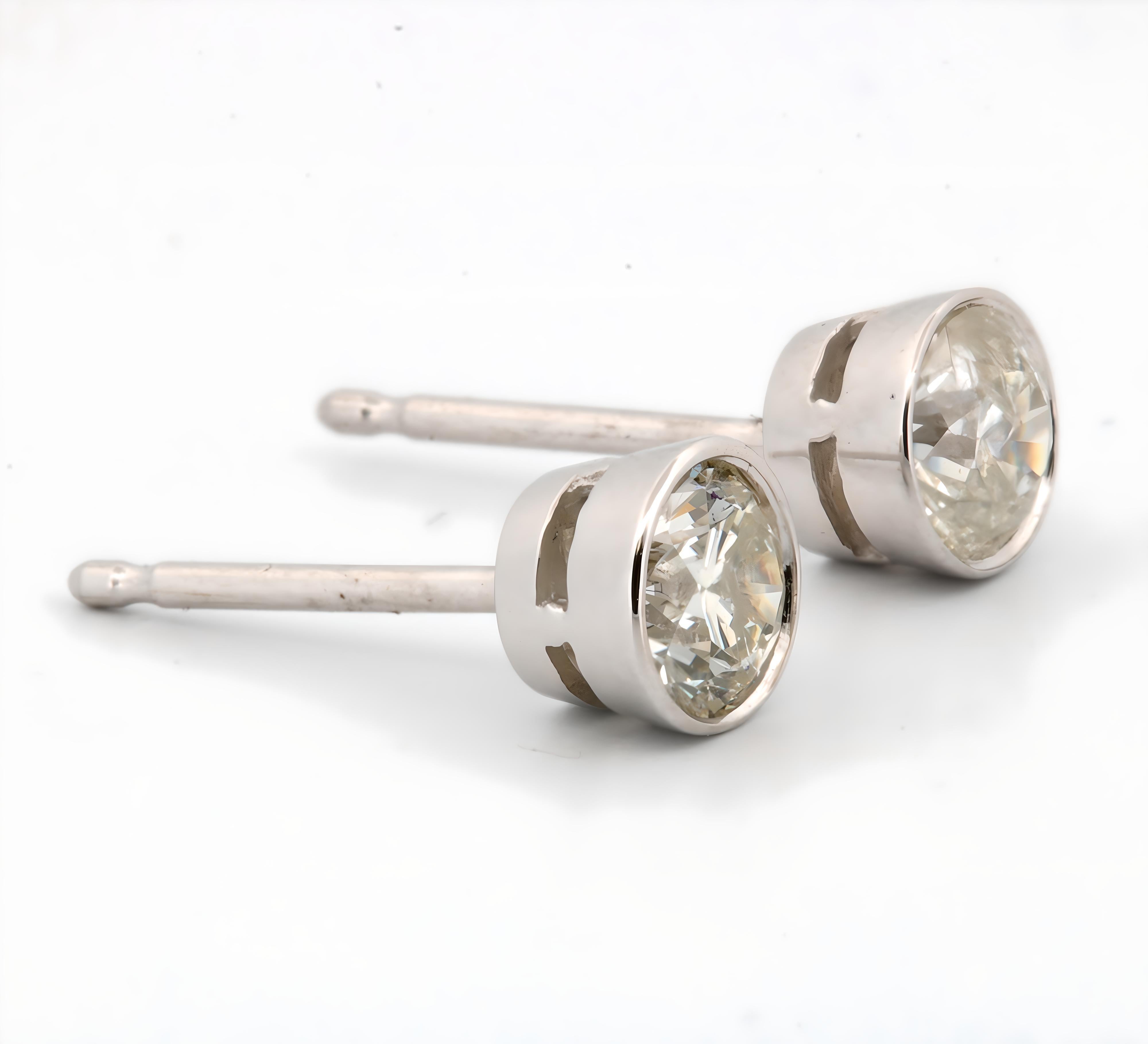 Borchie con diamante a castone sottile in oro bianco 14K da 0,40 carati In condizioni Nuovo in vendita a New York, NY