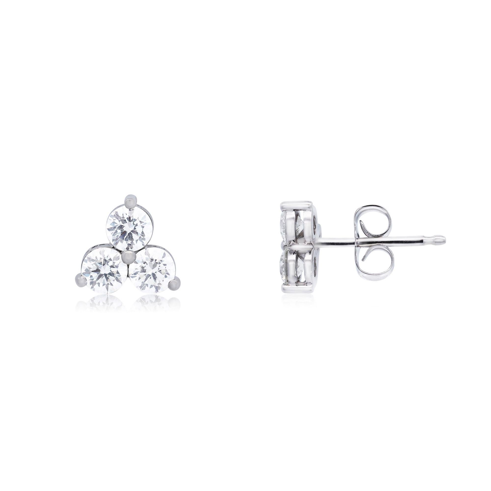Brilla con elegancia atemporal con estos pendientes de oro blanco de 14 quilates con racimo de diamantes. Cada par presenta seis diamantes redondos brillantes, con un peso total de 1,00 quilate. El diseño en racimo crea la apariencia de piedras más